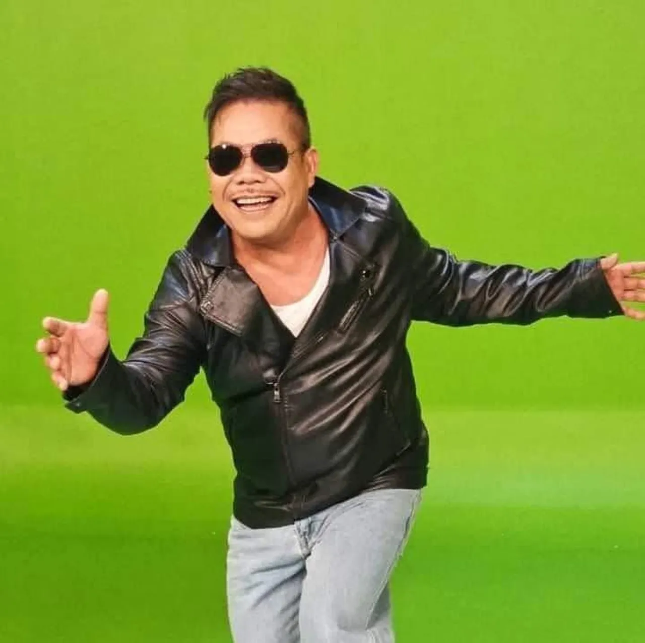 เปิดประวัติ อาฉี เสียงหล่อ นักแสดงตลกที่สร้างเสียงหัวเราะในยุคคาเฟ่เฟื่องฟู