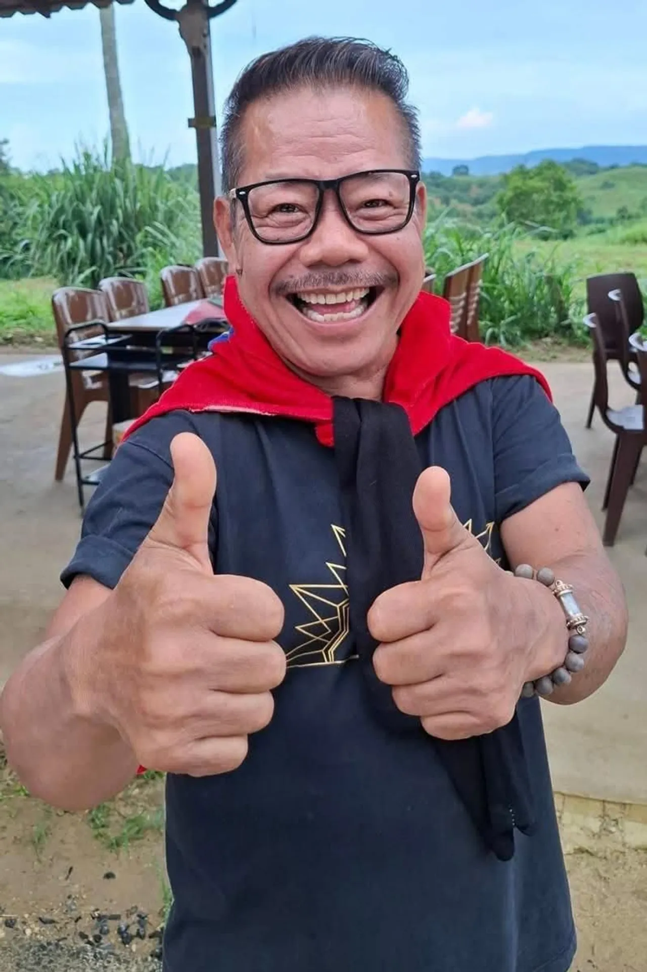 เปิดประวัติ อาฉี เสียงหล่อ นักแสดงตลกที่สร้างเสียงหัวเราะในยุคคาเฟ่เฟื่องฟู