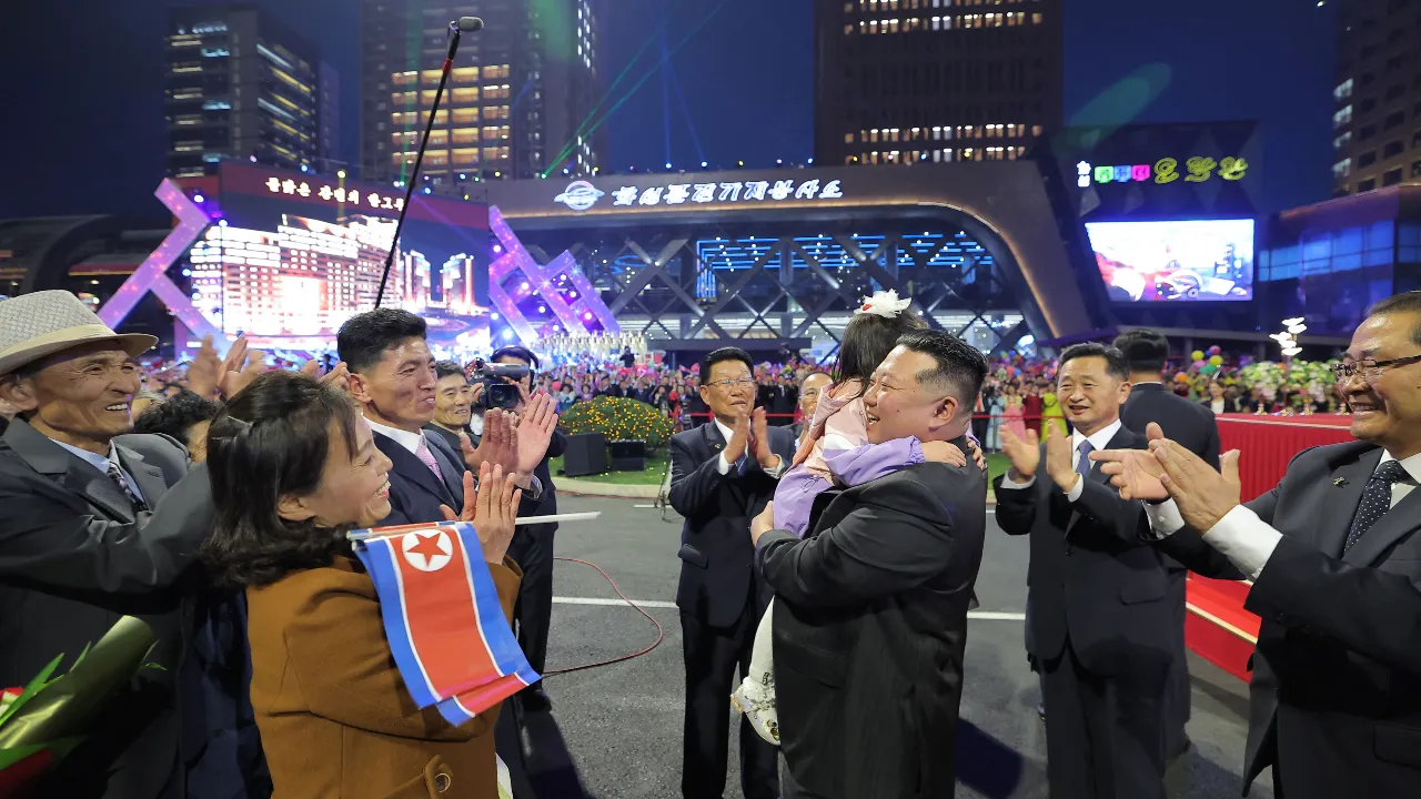 "คิม จองอึน" ควงลูกสาวตัดริบบิ้น เปิดเขตก่อสร้างใหม่กลางกรุงเปียงยาง โชว์แผนขยายเมืองครั้งใหญ่