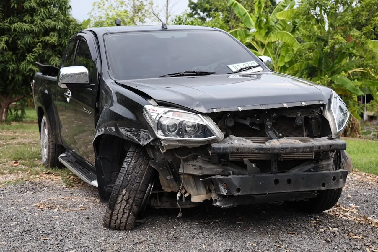 ส่องเจตนา BMW ปาดรถกระบะลุงป้า กล้องหน้ารถป้ายแดง อาจดับอนาคตการเมือง