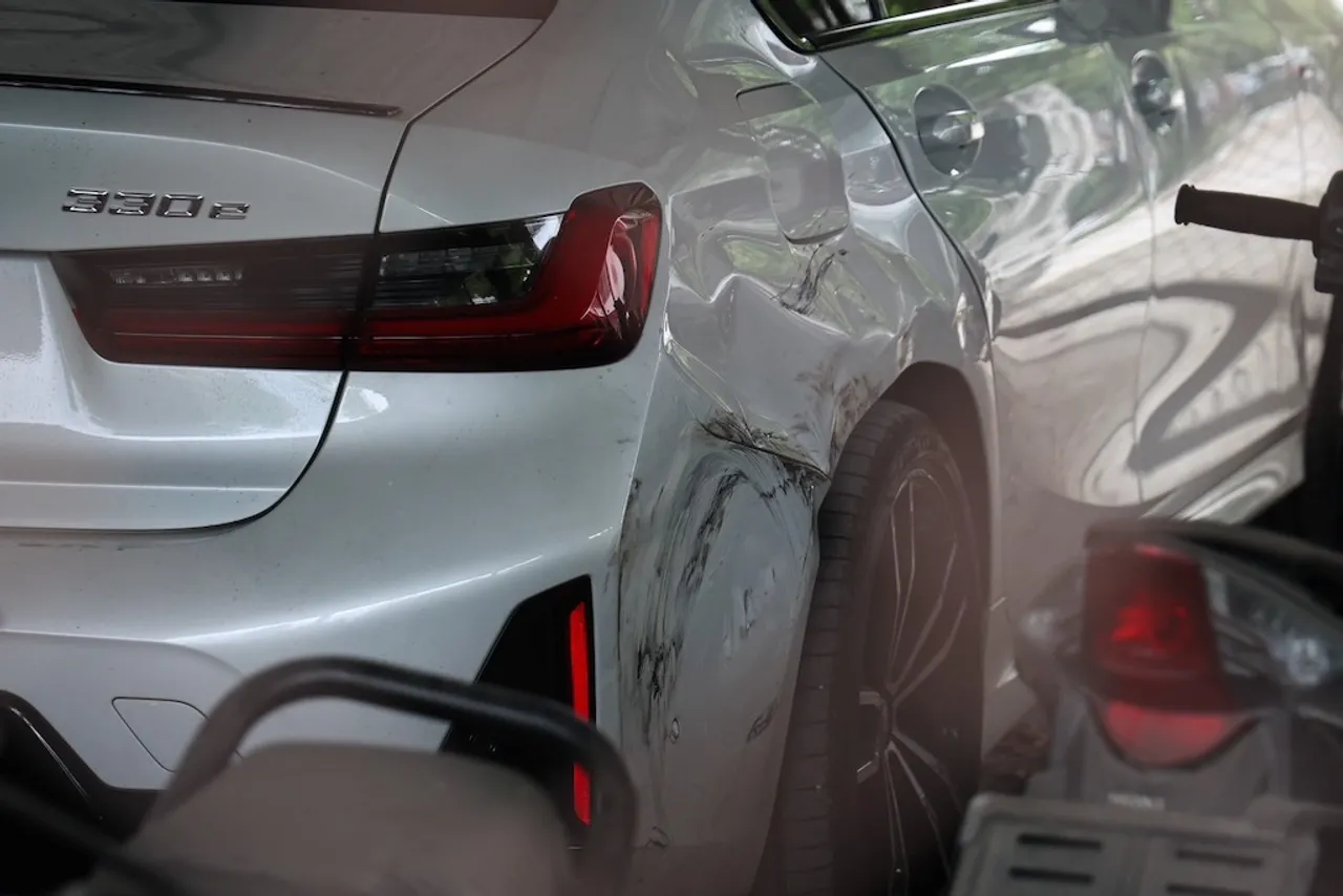 ส่องเจตนา BMW ปาดรถกระบะลุงป้า กล้องหน้ารถป้ายแดง อาจดับอนาคตการเมือง