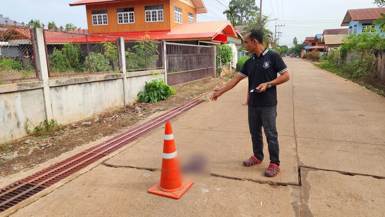 รัวสนั่นหน้าศาลาหมู่บ้าน คนร้ายควงปืนกระหน่ำยิงใส่วัยรุ่น ดับ 1 สาหัส 1 4 รัวสนั่น