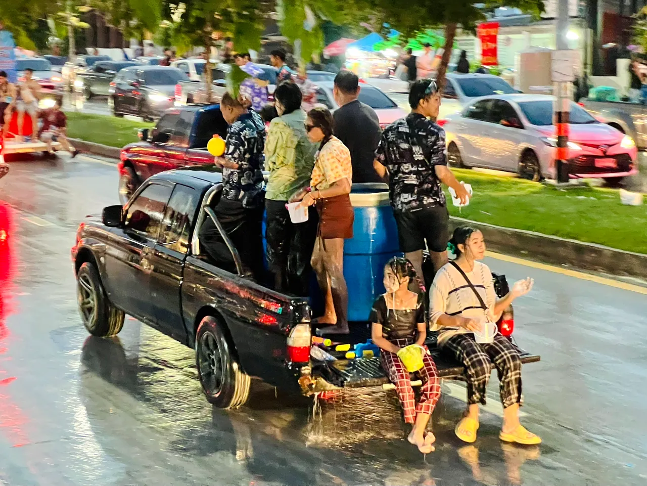 ชาวกระบะเปิดท้ายเล่นสงกรานต์ตลอดทั้งเส้นทางถนนข้าวหลาม