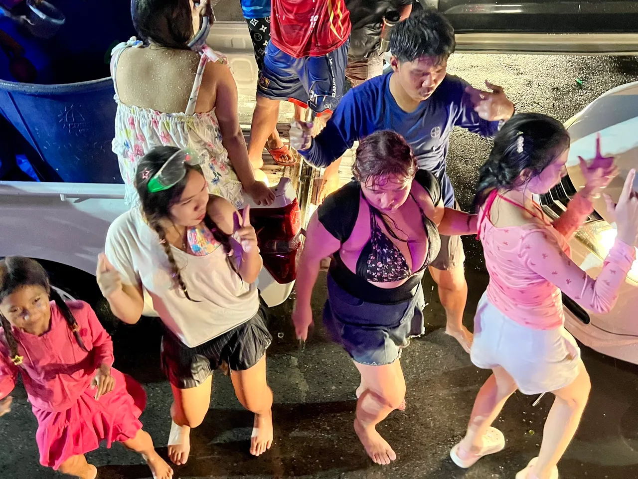 เปิดท้ายกระบะ แห่เล่นน้ำสงกรานต์ริมหาดบางแสน 