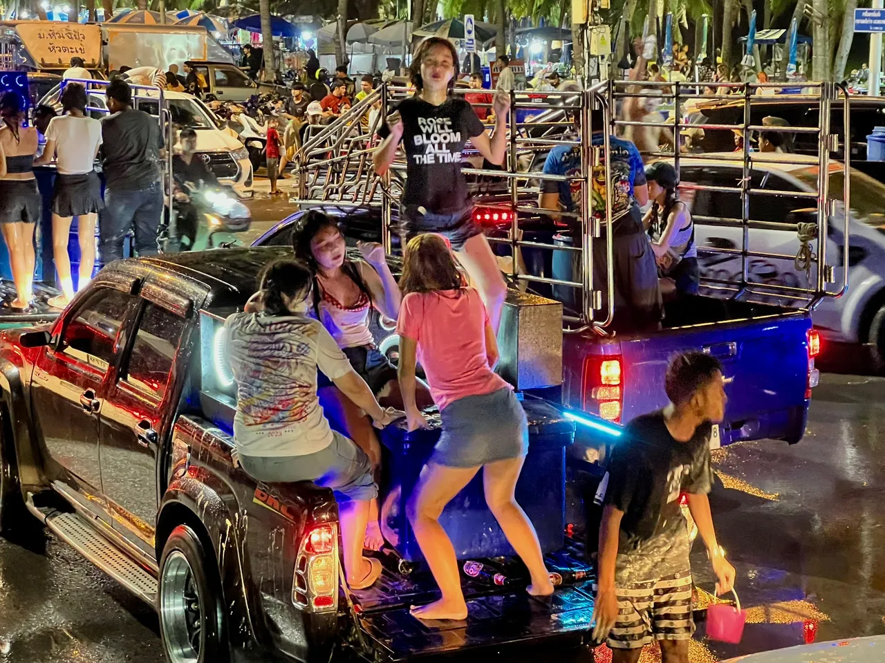 เปิดท้ายกระบะ แห่เล่นน้ำสงกรานต์ริมหาดบางแสน 