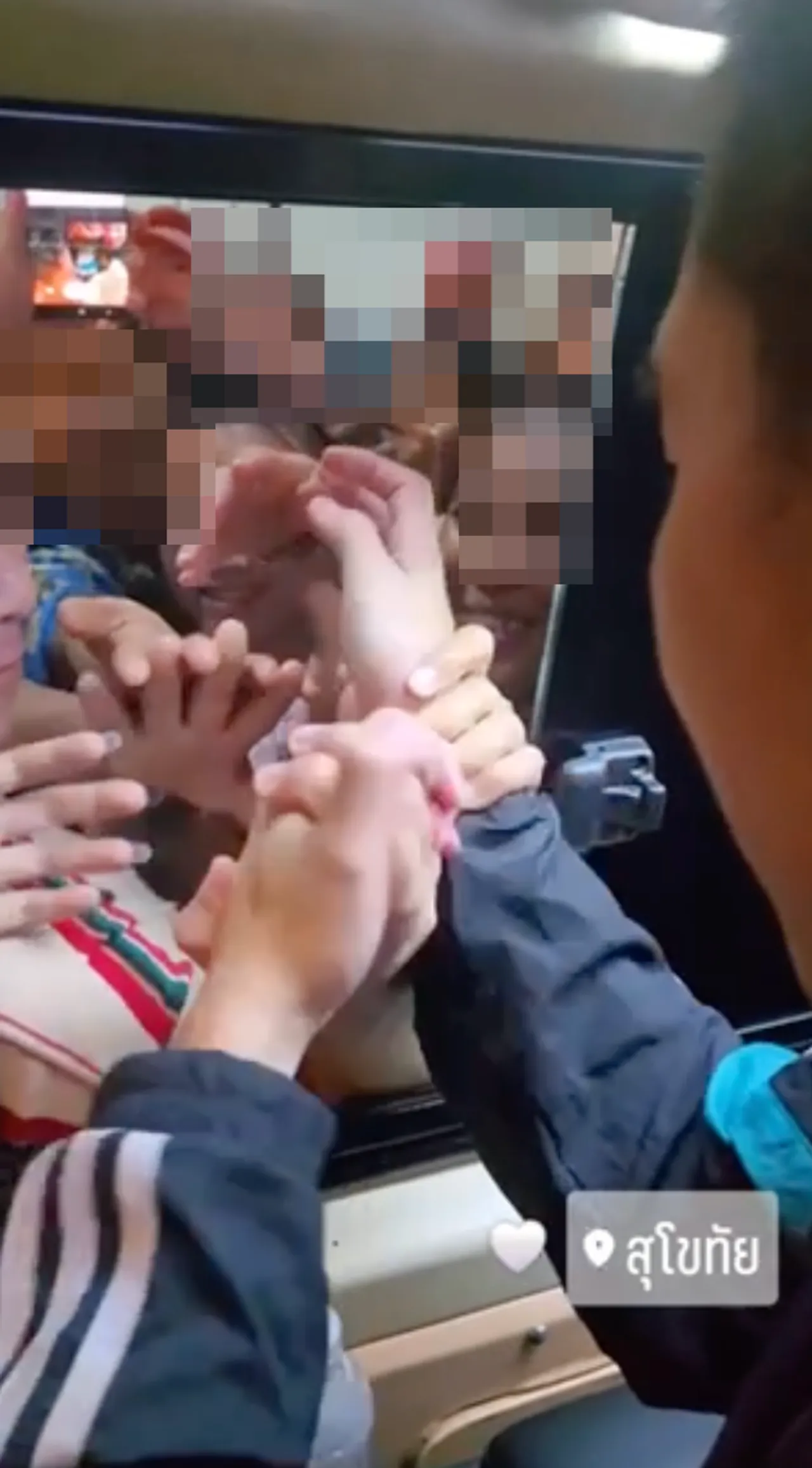 โตโน่ ภาคิน กลั้นน้ำตา ตื้นตันใจ เจอแฟนๆ ส่งความห่วงใยกับคำพูดสุดซึ้ง