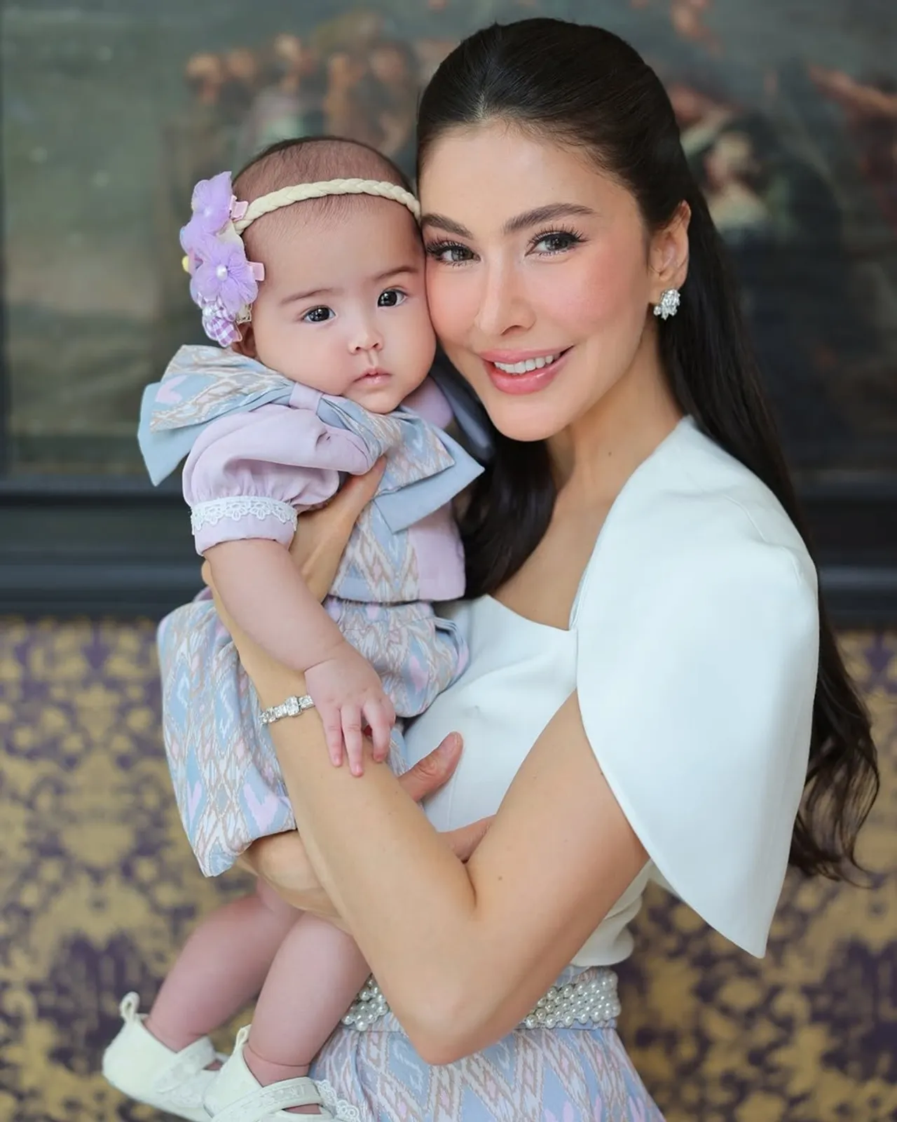 ศรีริต้า-กรณ์ ถ่ายภาพครอบครัววันสงกรานต์ น้องเรเน่ ยิ้มตาแป๋ว น่ารักมาก