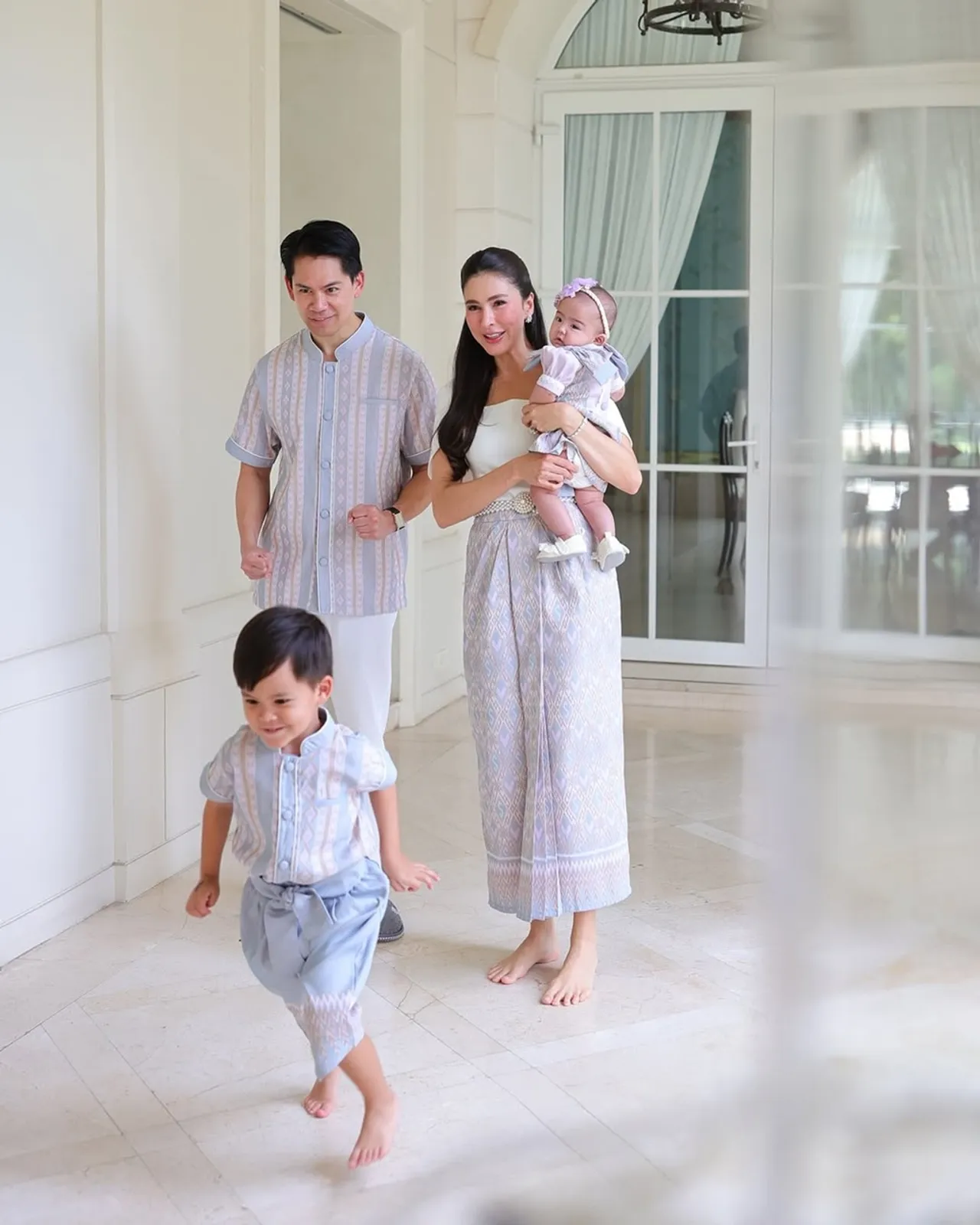 ศรีริต้า-กรณ์ ถ่ายภาพครอบครัววันสงกรานต์ น้องเรเน่ ยิ้มตาแป๋ว น่ารักมาก