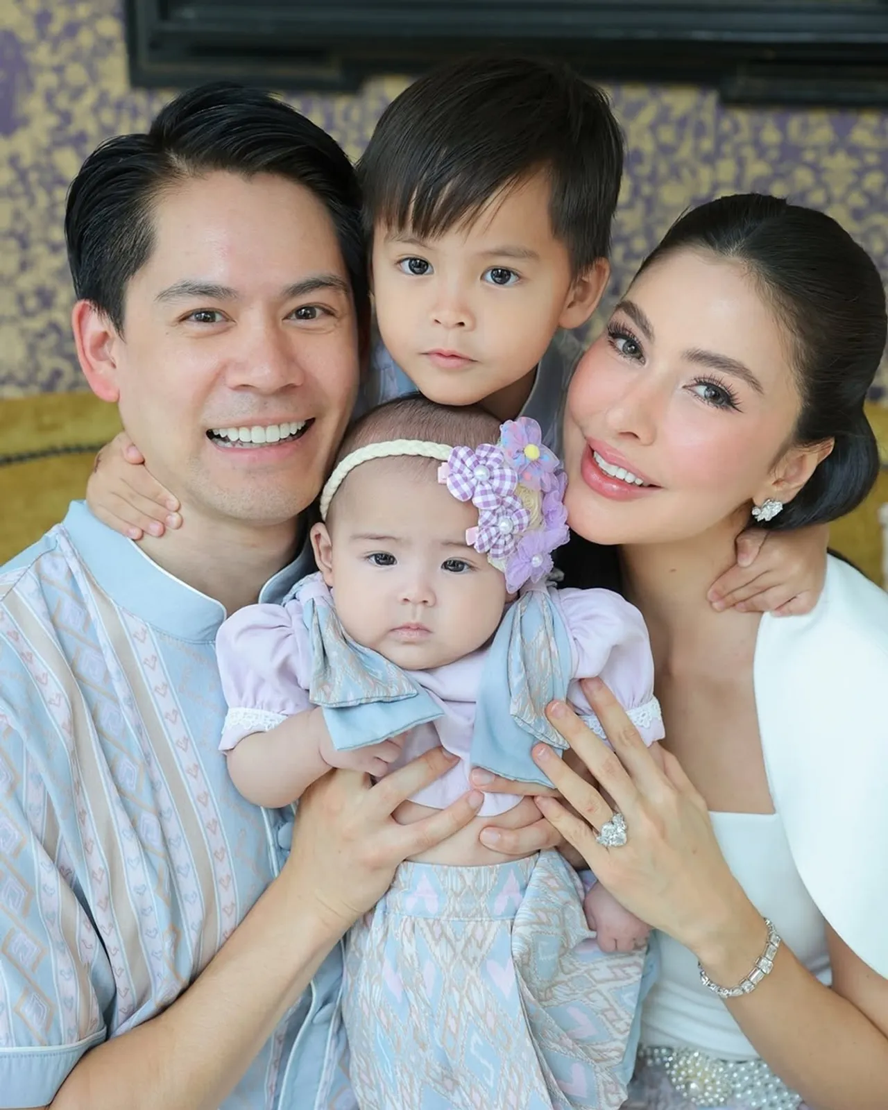 ศรีริต้า-กรณ์ ถ่ายภาพครอบครัววันสงกรานต์ น้องเรเน่ ยิ้มตาแป๋ว น่ารักมาก