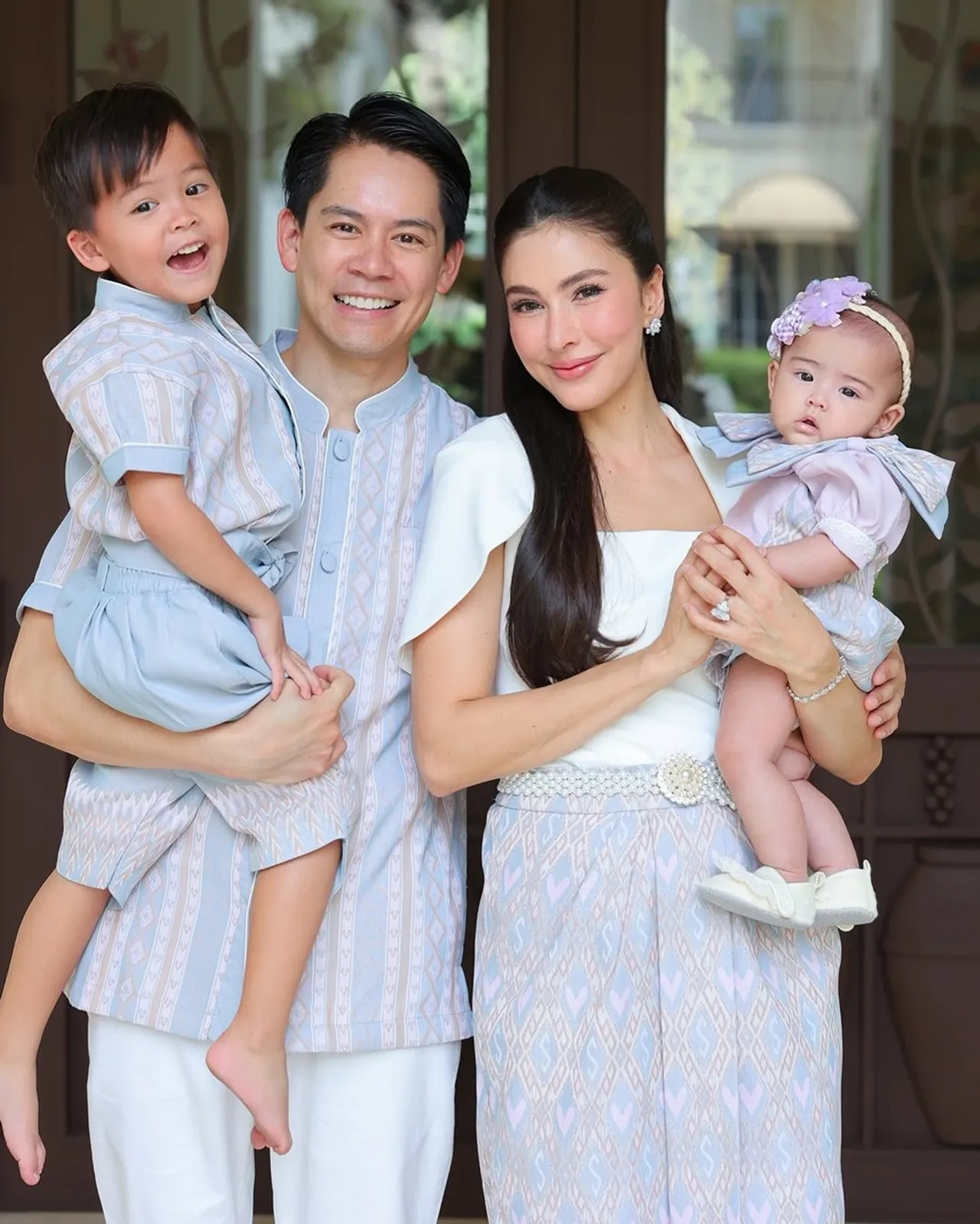 ศรีริต้า-กรณ์ ถ่ายภาพครอบครัววันสงกรานต์ น้องเรเน่ ยิ้มตาแป๋ว น่ารักมาก