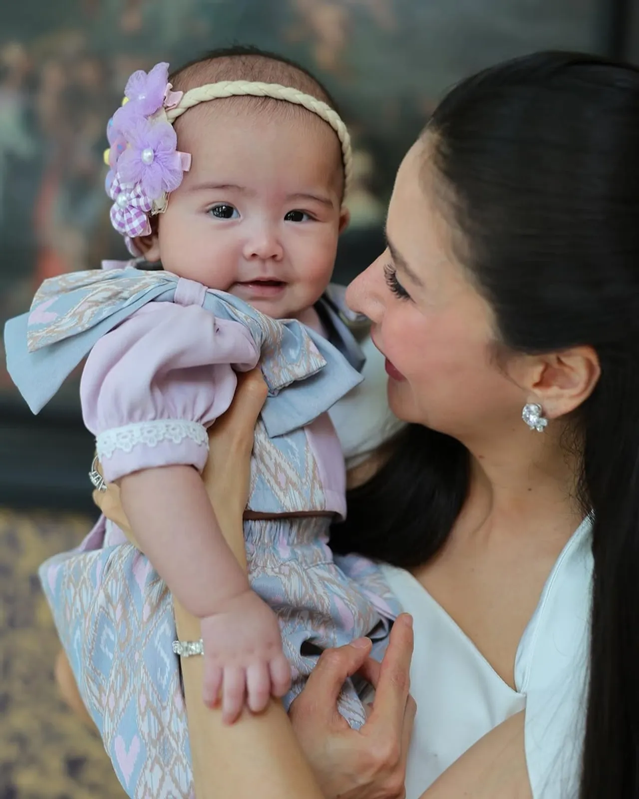 ศรีริต้า-กรณ์ ถ่ายภาพครอบครัววันสงกรานต์ น้องเรเน่ ยิ้มตาแป๋ว น่ารักมาก