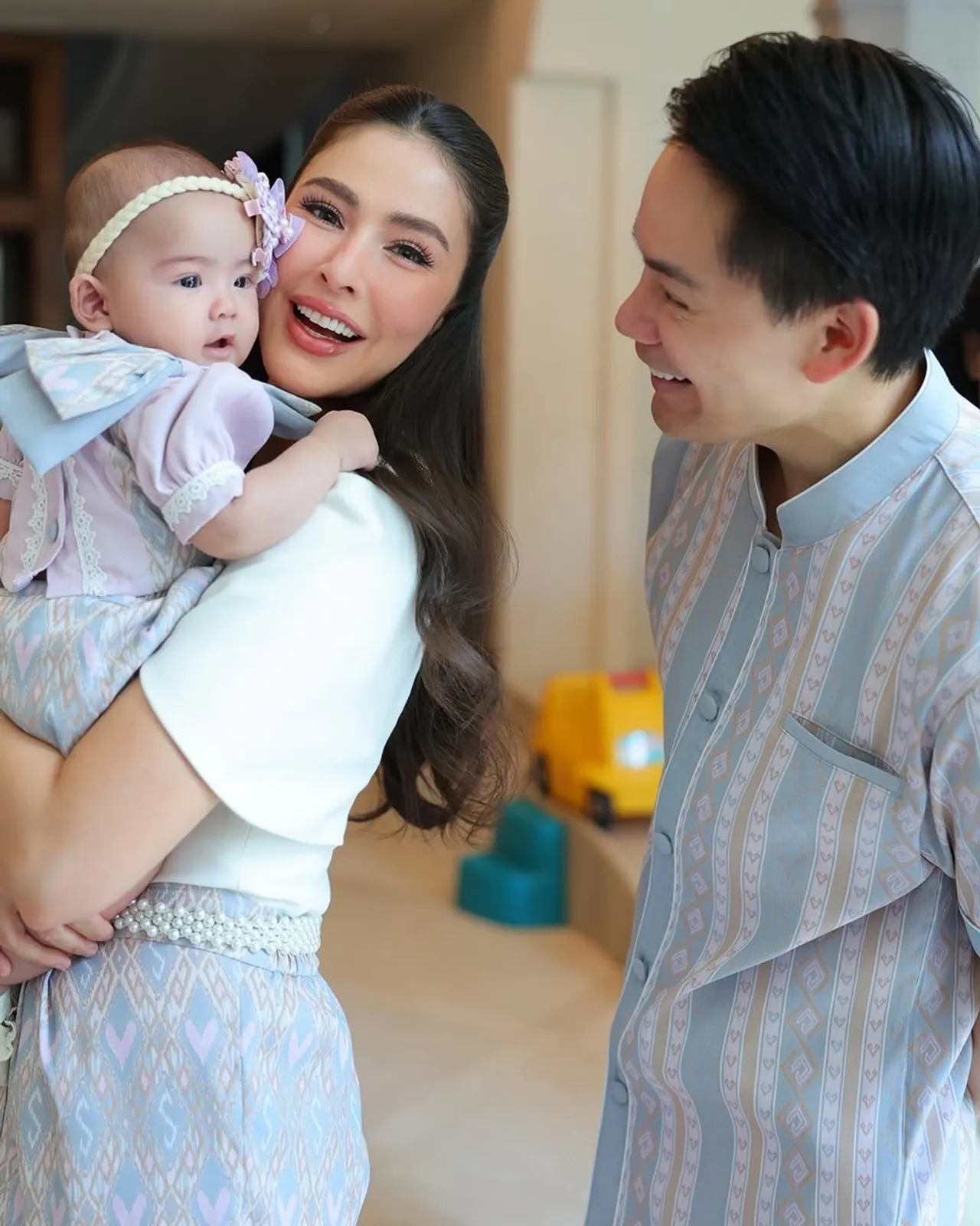 ศรีริต้า-กรณ์ ถ่ายภาพครอบครัววันสงกรานต์ น้องเรเน่ ยิ้มตาแป๋ว น่ารักมาก