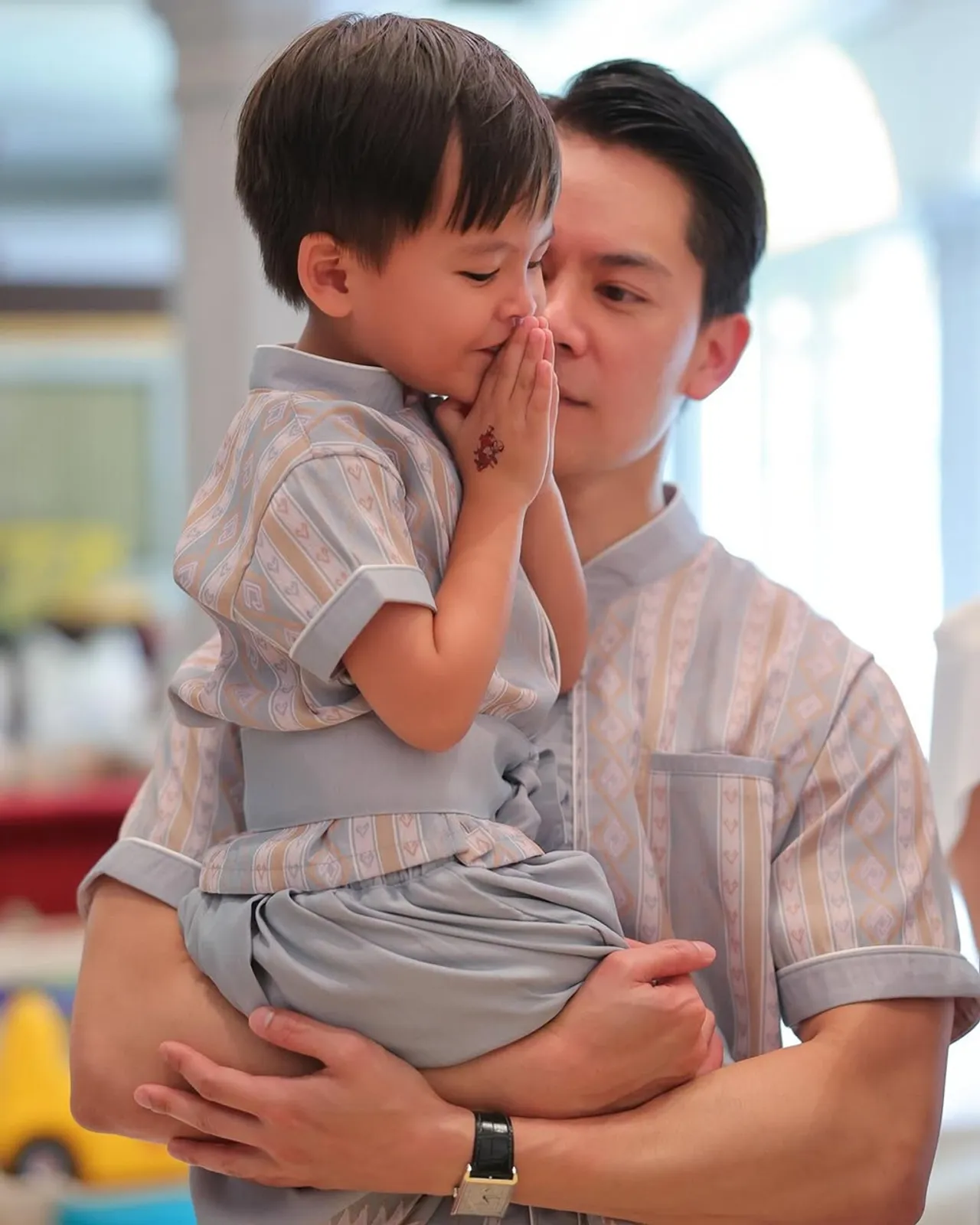 ศรีริต้า-กรณ์ ถ่ายภาพครอบครัววันสงกรานต์ น้องเรเน่ ยิ้มตาแป๋ว น่ารักมาก