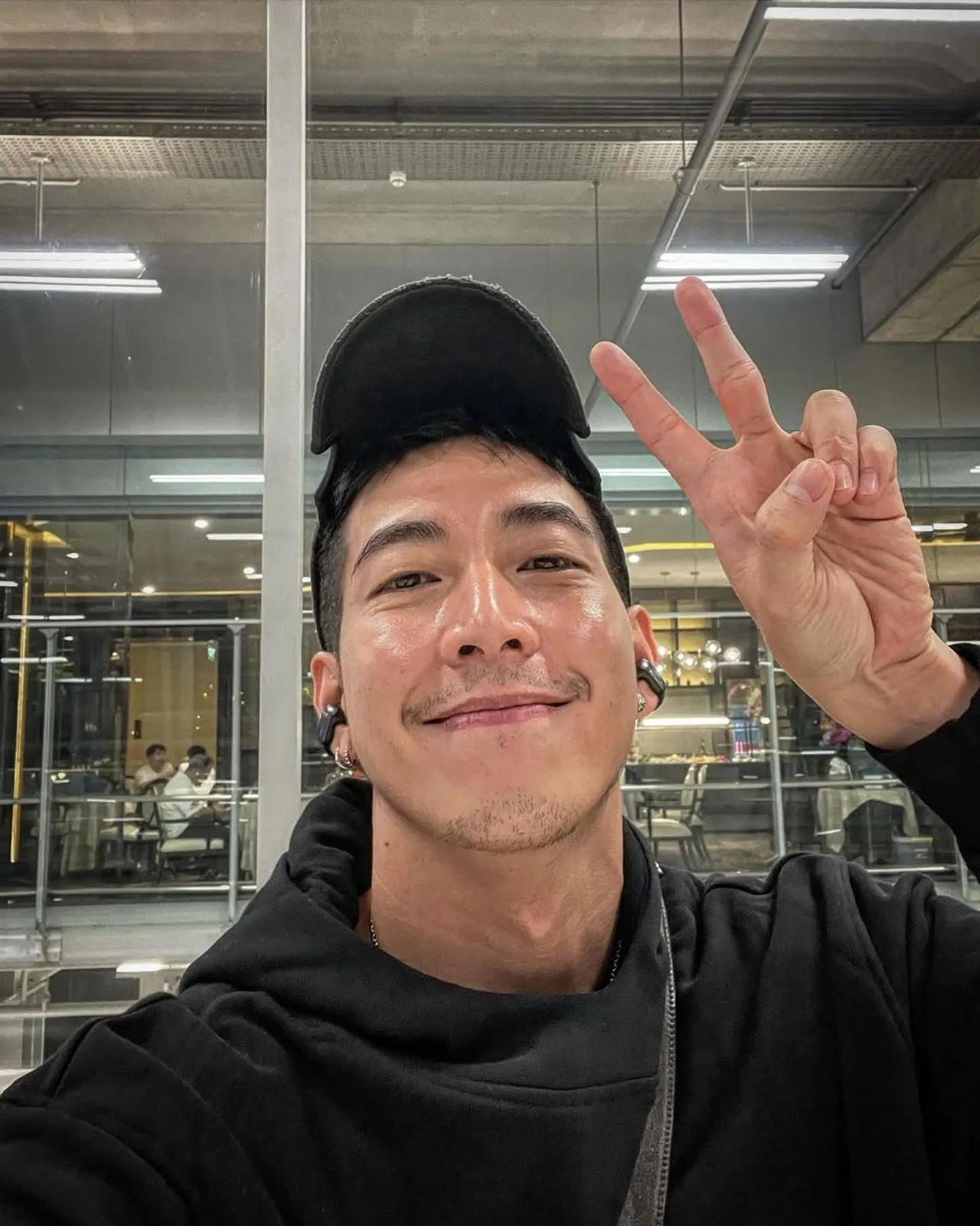 โตโน่ ขอโทษชาวบ้านมีข่าวไม่ดี หลังไปไหว้รอยพระพุทธบาทกลางแม่น้ำโขง (คลิป)