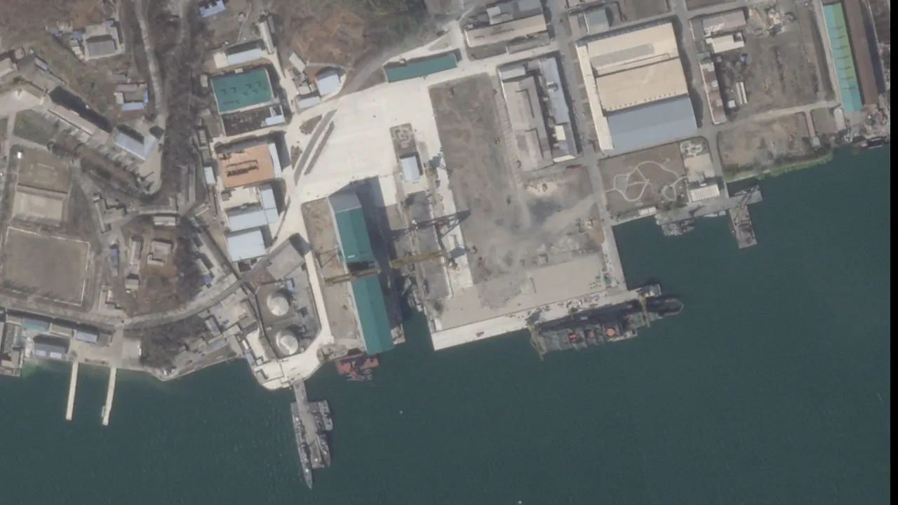 เกาหลีเหนือสร้างเรือรบยักษ์ไฮเทค "คิม จองอึน" ท้าทายมหาอำนาจโลก