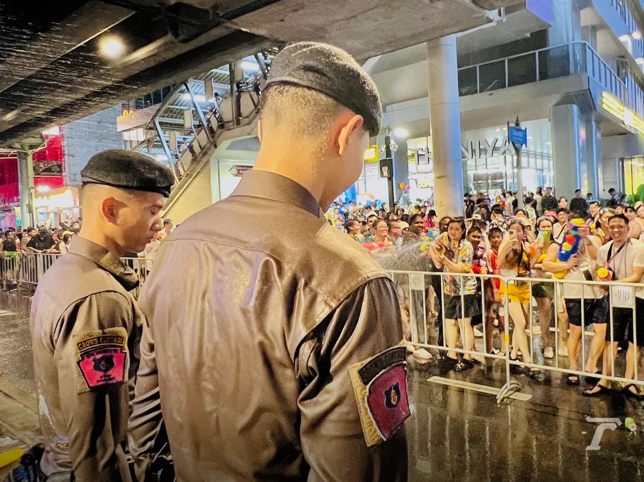สงกรานต์ กทม. วันสุดท้าย เจ้าหน้าที่ สละวันหยุดช่วยดูแลคนไทย-ต่างชาติ