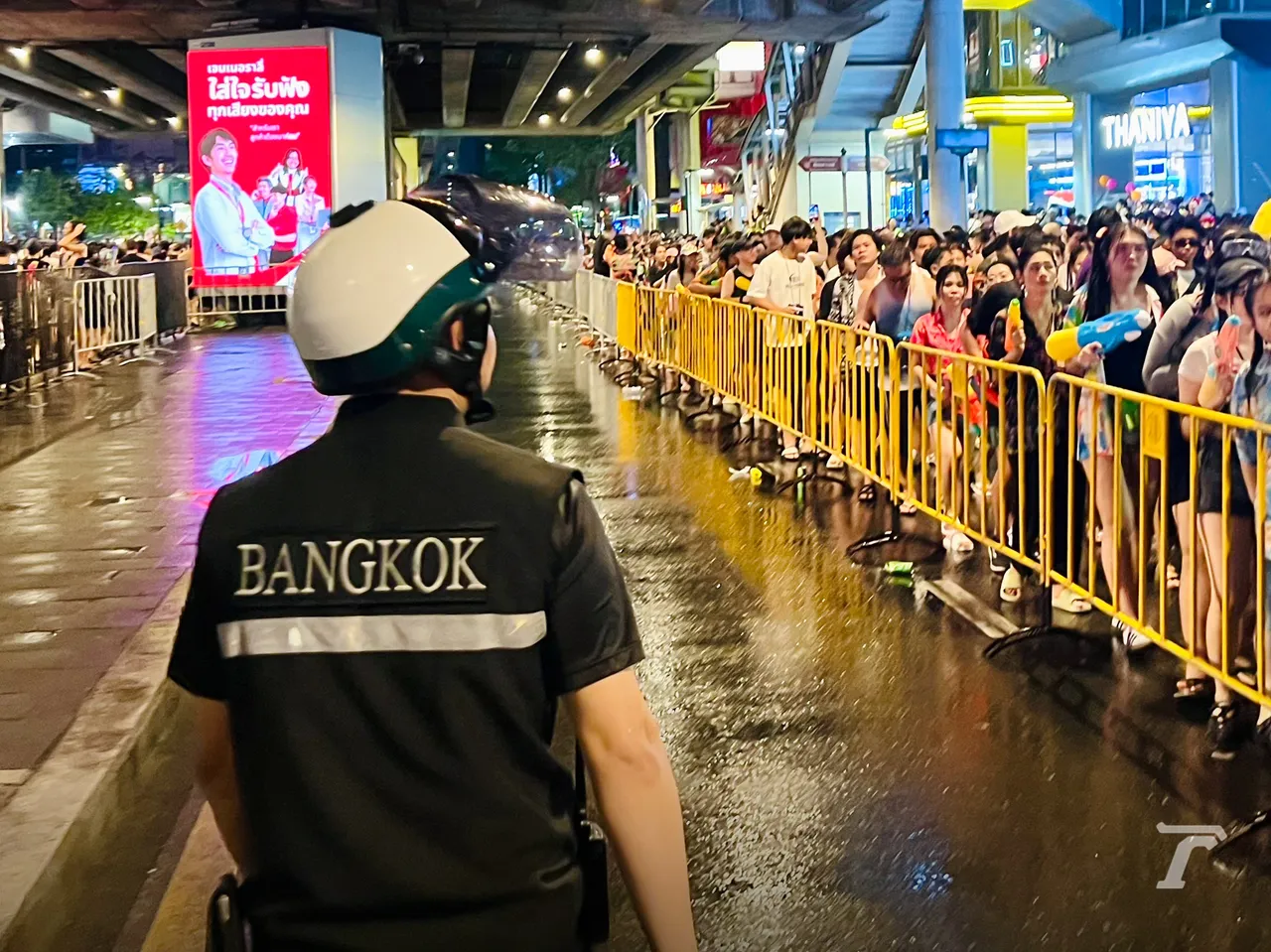 สงกรานต์ กทม. วันสุดท้าย เจ้าหน้าที่ สละวันหยุดช่วยดูแลคนไทย-ต่างชาติ