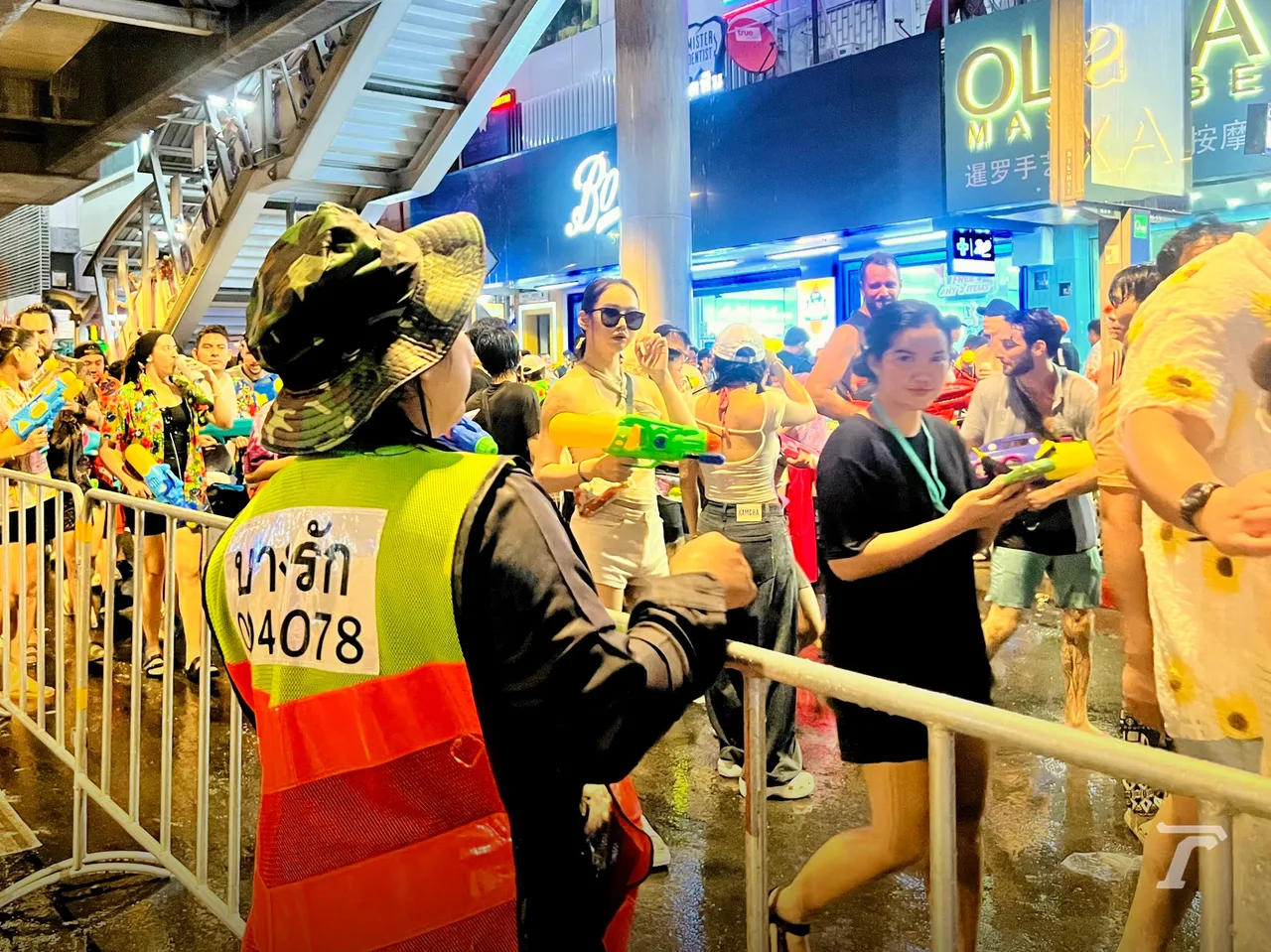 สงกรานต์ กทม. วันสุดท้าย เจ้าหน้าที่ สละวันหยุดช่วยดูแลคนไทย-ต่างชาติ