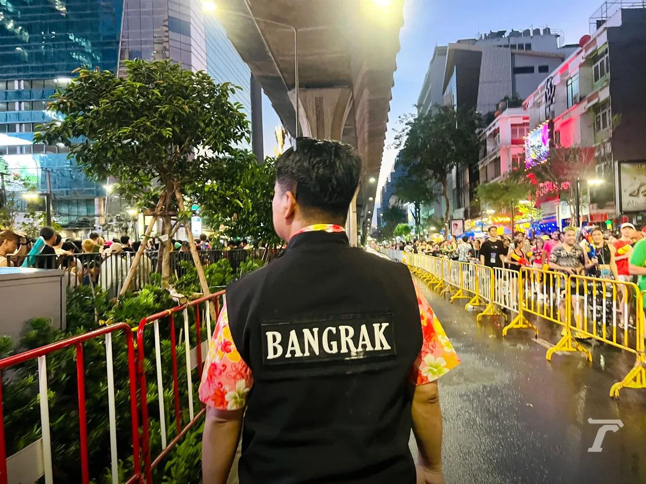 สงกรานต์ กทม. วันสุดท้าย เจ้าหน้าที่ สละวันหยุดช่วยดูแลคนไทย-ต่างชาติ