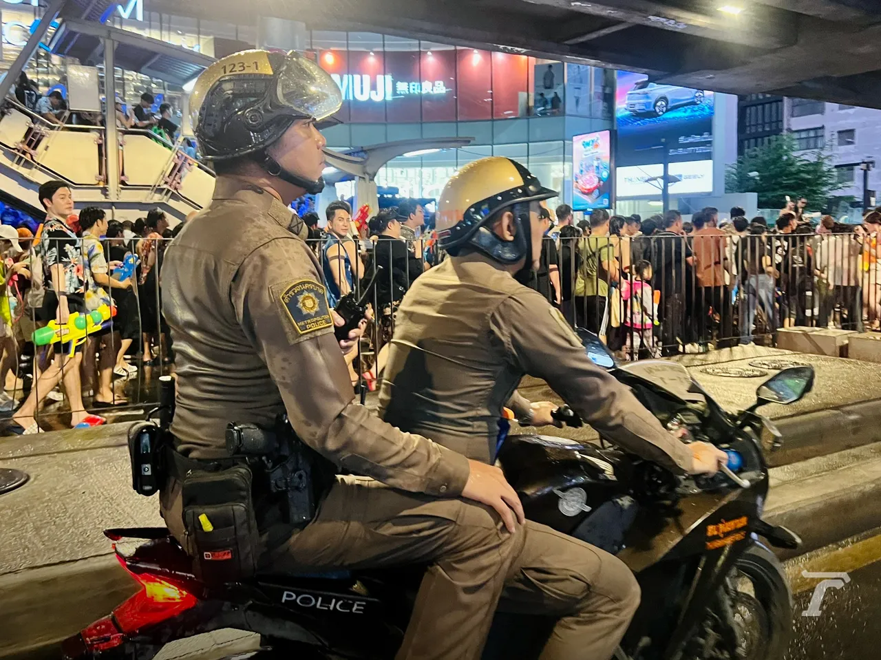 สงกรานต์ กทม. วันสุดท้าย เจ้าหน้าที่ สละวันหยุดช่วยดูแลคนไทย-ต่างชาติ