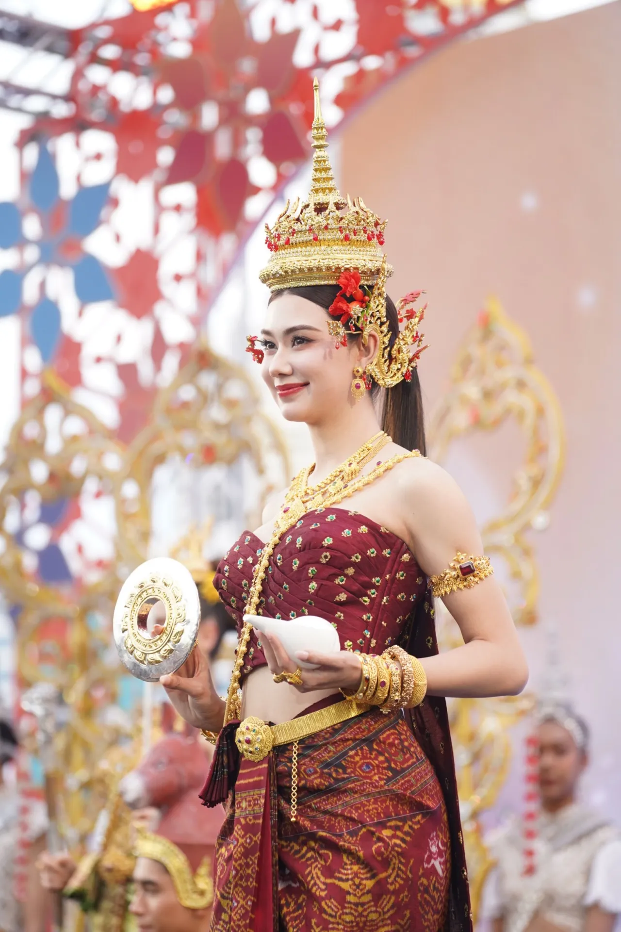ลีน่า-หมิว จับคู่สวยหวาน แปลงโฉมเป็นนางสงกรานต์ สืบสานวัฒนธรรมประเพณีไทย