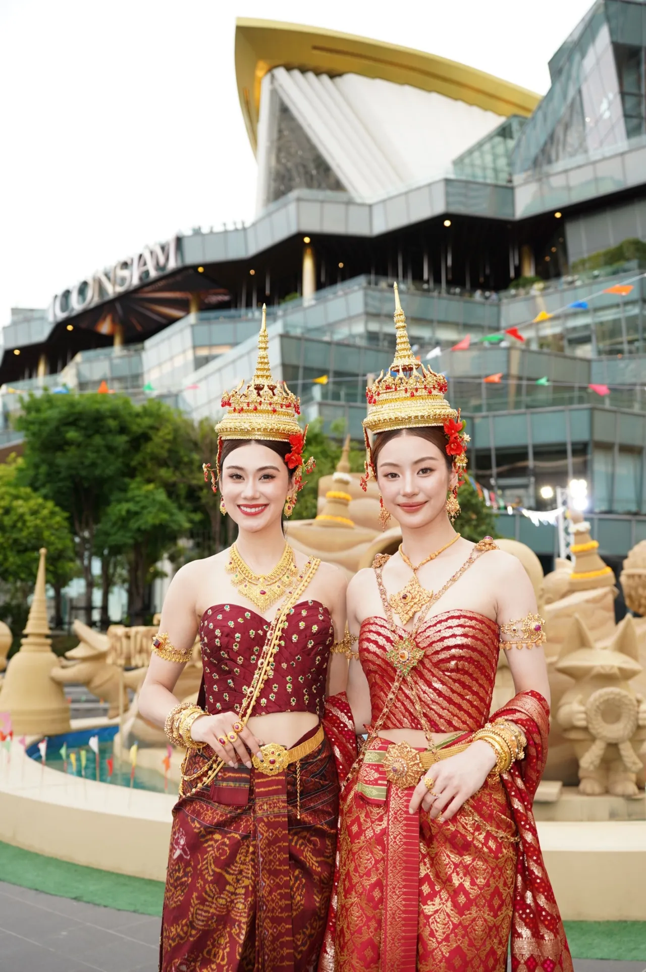 ลีน่า-หมิว จับคู่สวยหวาน แปลงโฉมเป็นนางสงกรานต์ สืบสานวัฒนธรรมประเพณีไทย