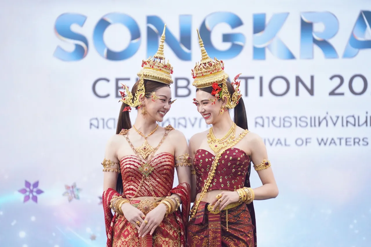 ลีน่า-หมิว จับคู่สวยหวาน แปลงโฉมเป็นนางสงกรานต์ สืบสานวัฒนธรรมประเพณีไทย
