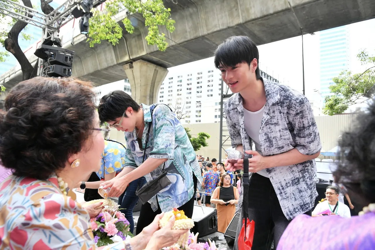 ซานต้า ณภควัต และ มาร์ค ธุวานนท์ ร่วมสาดสุข ปลุกสีสัน สืบสานประเพณีสงกรานต์