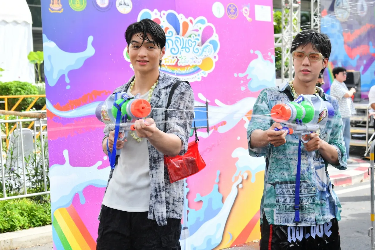 ซานต้า ณภควัต และ มาร์ค ธุวานนท์ ร่วมสาดสุข ปลุกสีสัน สืบสานประเพณีสงกรานต์