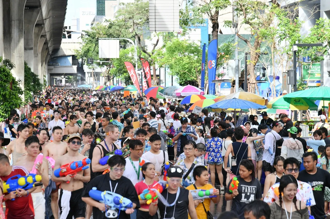 ซานต้า ณภควัต และ มาร์ค ธุวานนท์ ร่วมสาดสุข ปลุกสีสัน สืบสานประเพณีสงกรานต์