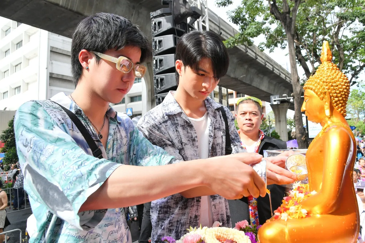 ซานต้า ณภควัต และ มาร์ค ธุวานนท์ ร่วมสาดสุข ปลุกสีสัน สืบสานประเพณีสงกรานต์