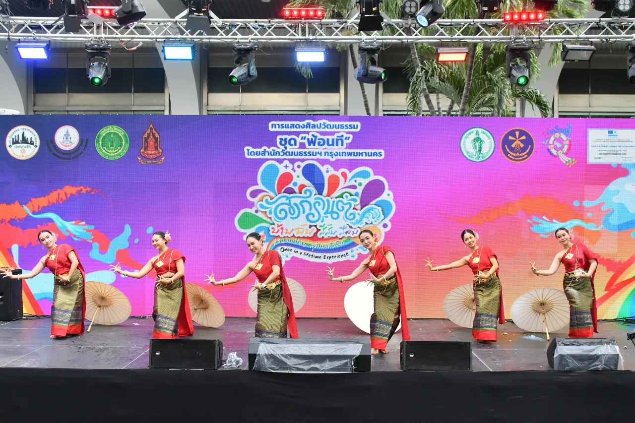 ซานต้า ณภควัต และ มาร์ค ธุวานนท์ ร่วมสาดสุข ปลุกสีสัน สืบสานประเพณีสงกรานต์