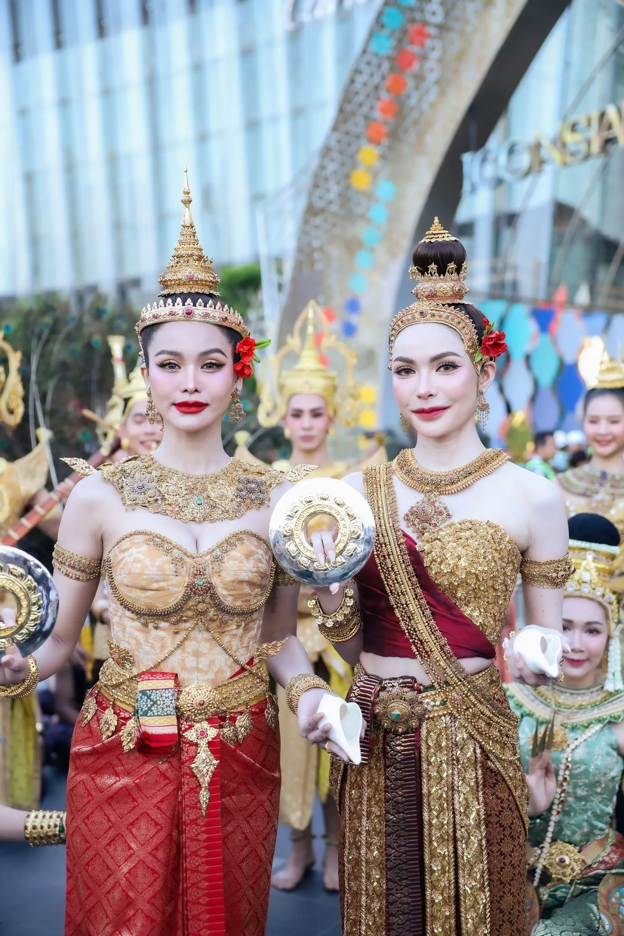 อิงฟ้า–ชาล็อต เจิดจรัสนางสงกรานต์สะกดทุกสายตา แฟนคลับตามส่งกำลังใจล้นหลาม