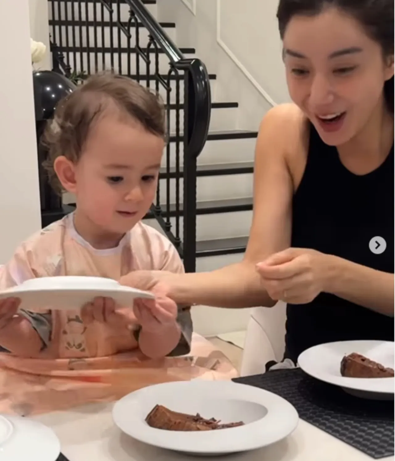 ไอซ์ อภิษฎา ลงคลิปสามีเศรษฐีฝรั่งเศสเล่นกับ น้องเลอา เอ็นดูปะป๊าเจอลูกสาวแกล้ง