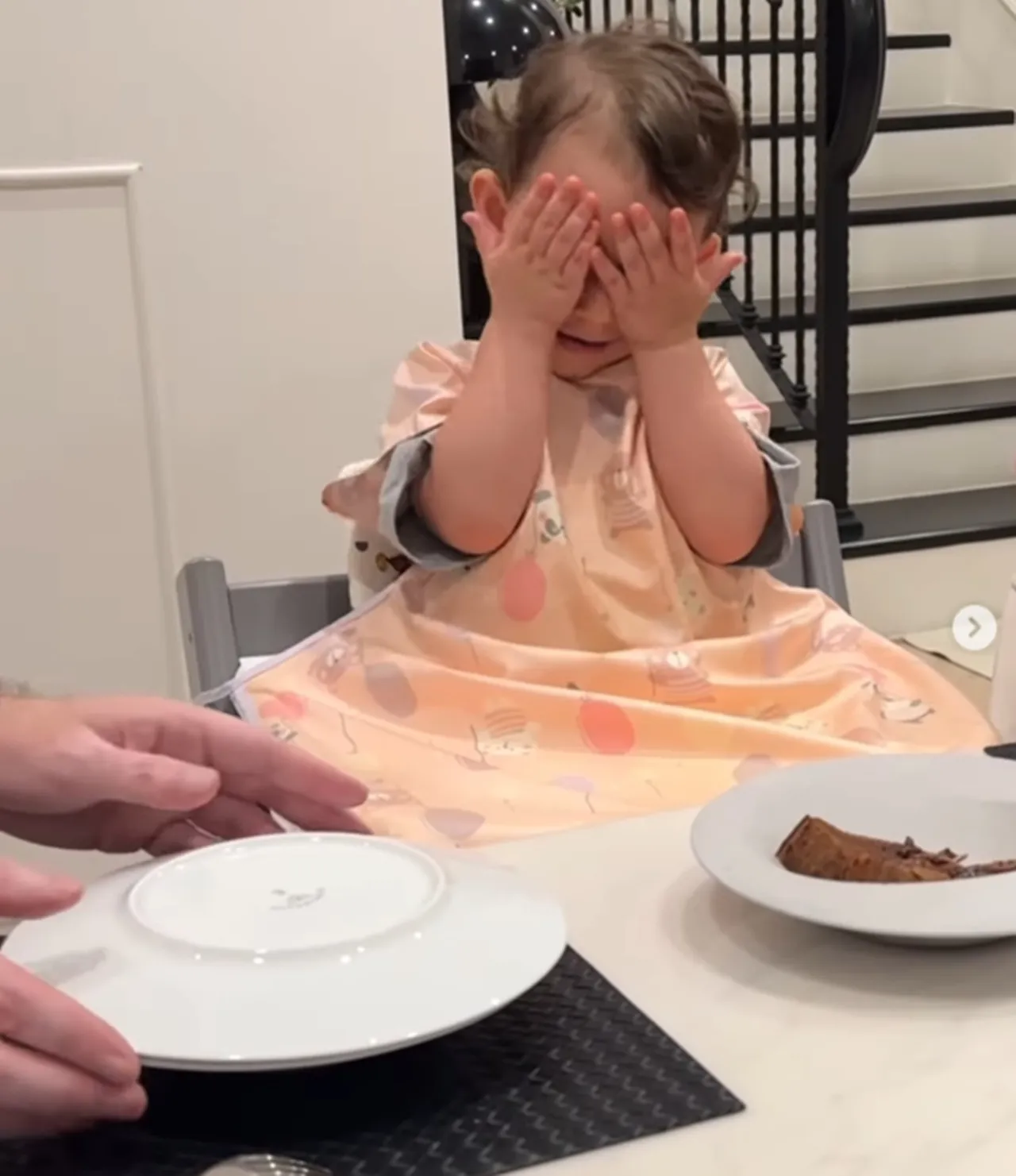 ไอซ์ อภิษฎา ลงคลิปสามีเศรษฐีฝรั่งเศสเล่นกับ น้องเลอา เอ็นดูปะป๊าเจอลูกสาวแกล้ง