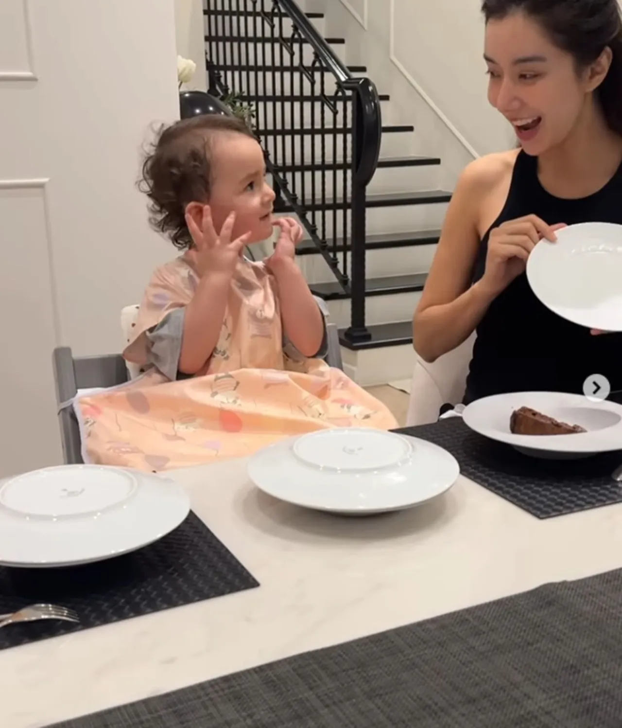 ไอซ์ อภิษฎา ลงคลิปสามีเศรษฐีฝรั่งเศสเล่นกับ น้องเลอา เอ็นดูปะป๊าเจอลูกสาวแกล้ง