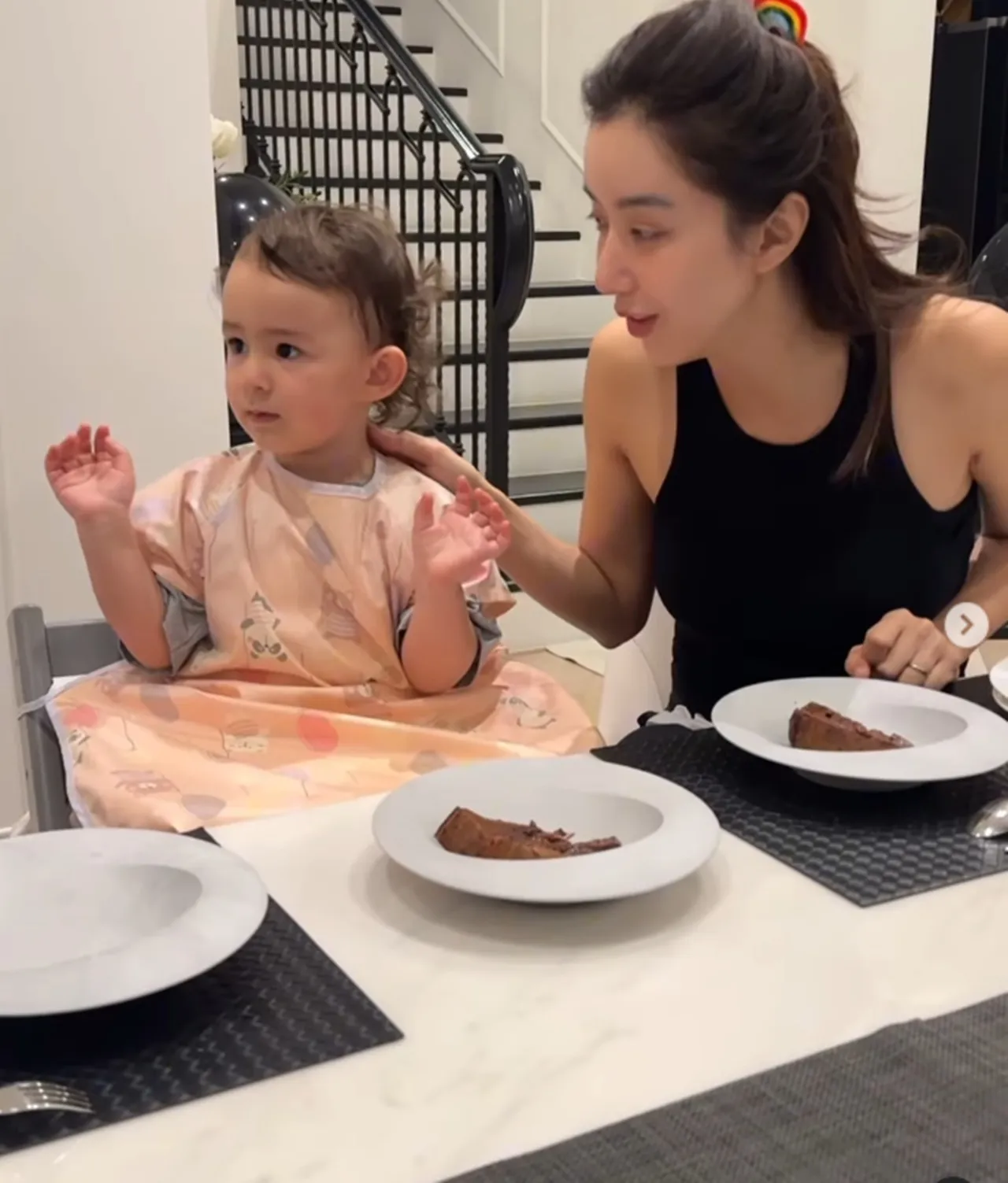 ไอซ์ อภิษฎา ลงคลิปสามีเศรษฐีฝรั่งเศสเล่นกับ น้องเลอา เอ็นดูปะป๊าเจอลูกสาวแกล้ง