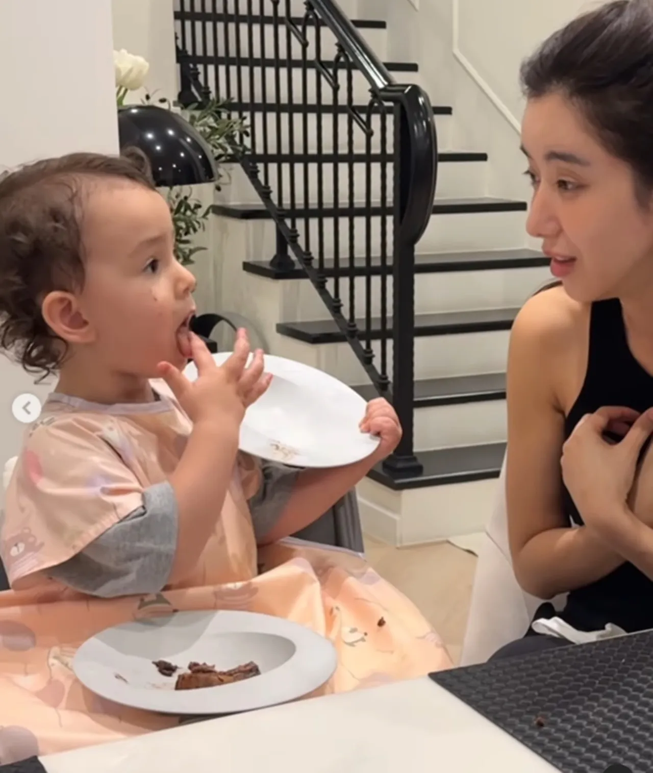 ไอซ์ อภิษฎา ลงคลิปสามีเศรษฐีฝรั่งเศสเล่นกับ น้องเลอา เอ็นดูปะป๊าเจอลูกสาวแกล้ง