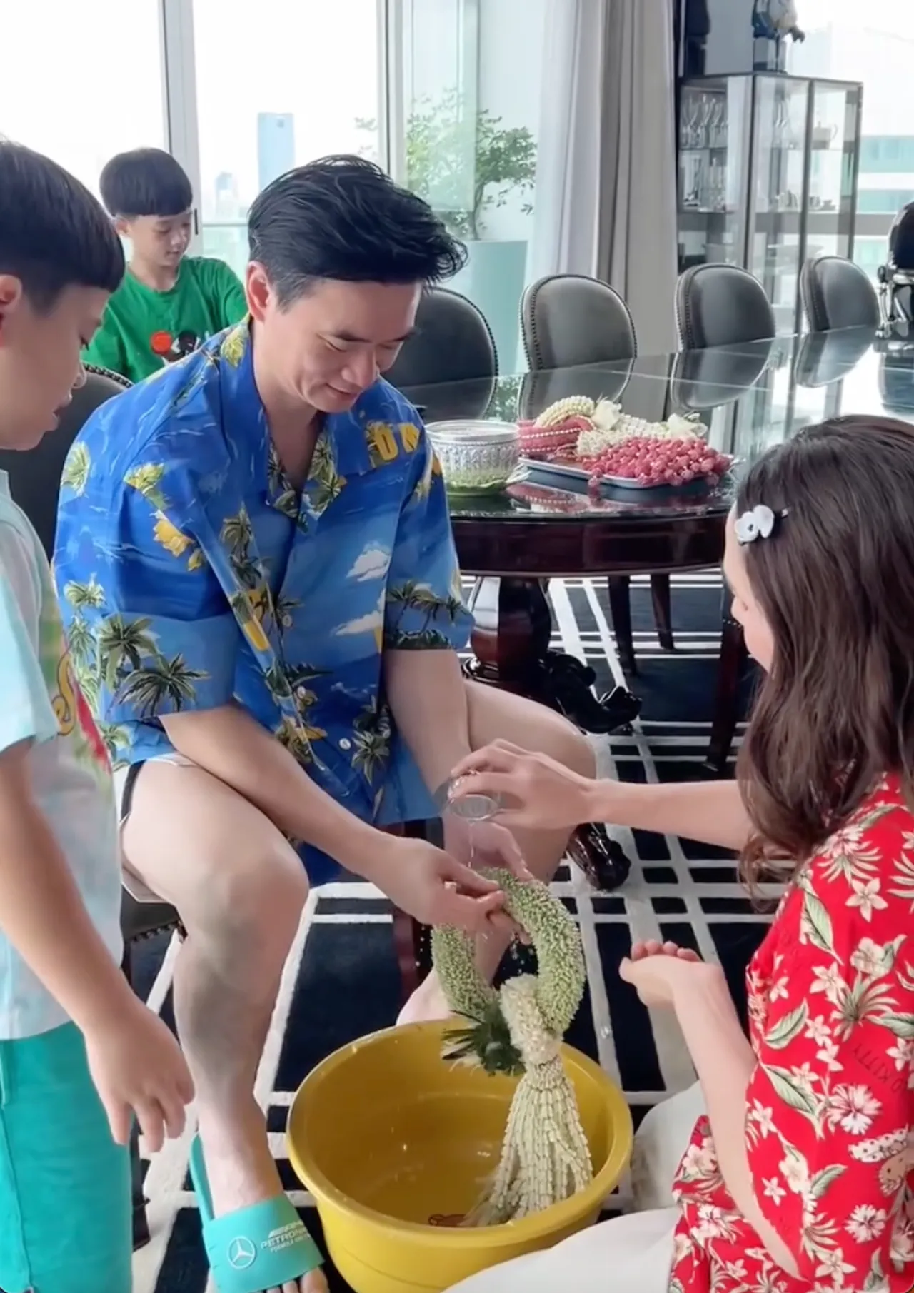 เปิดคำอวยพร แม่ชม บอก พ่อน็อต ทำเอาสามีช็อตฟีล ก่อนโชว์ซีนหวานต่อหน้าลูกๆ (คลิป)