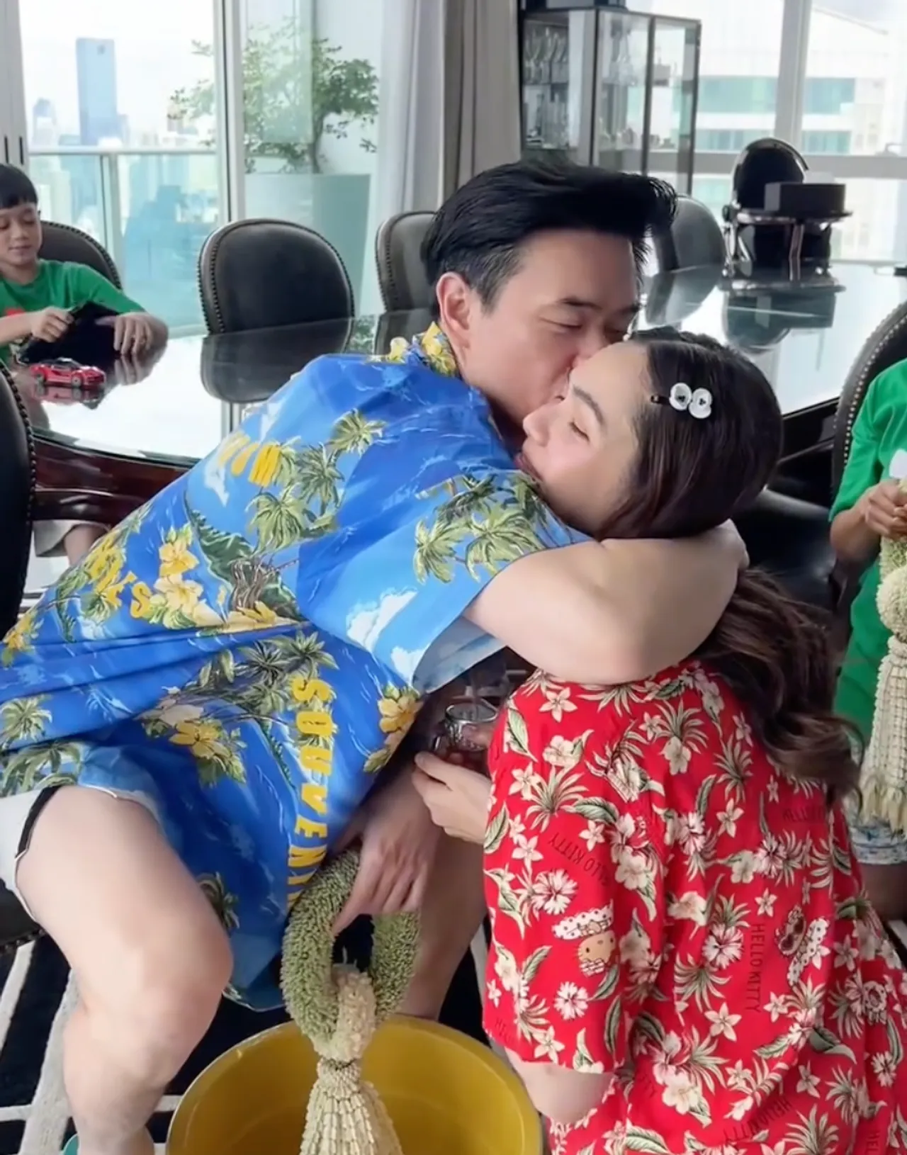 เปิดคำอวยพร แม่ชม บอก พ่อน็อต ทำเอาสามีช็อตฟีล ก่อนโชว์ซีนหวานต่อหน้าลูกๆ (คลิป)