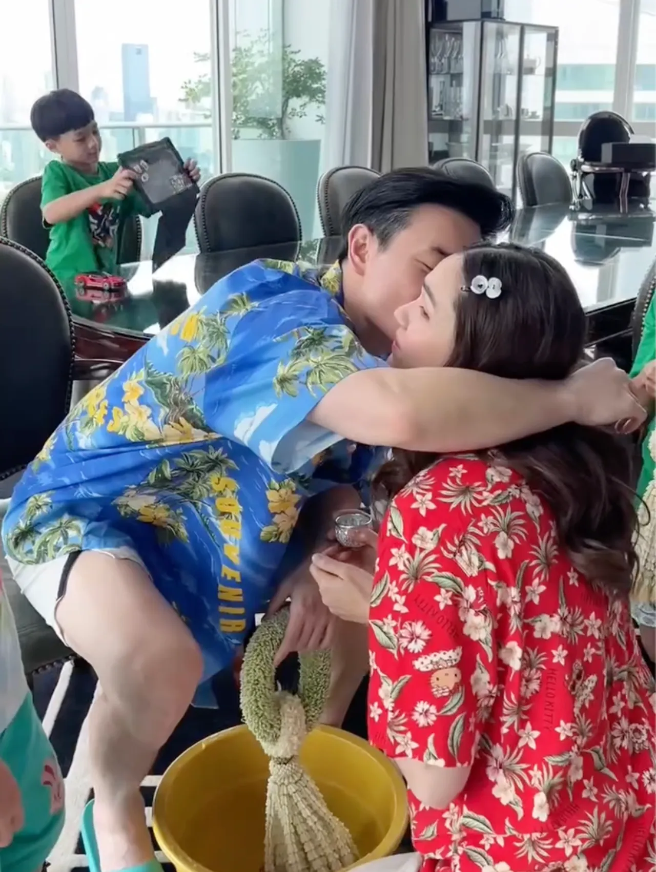 เปิดคำอวยพร แม่ชม บอก พ่อน็อต ทำเอาสามีช็อตฟีล ก่อนโชว์ซีนหวานต่อหน้าลูกๆ (คลิป)