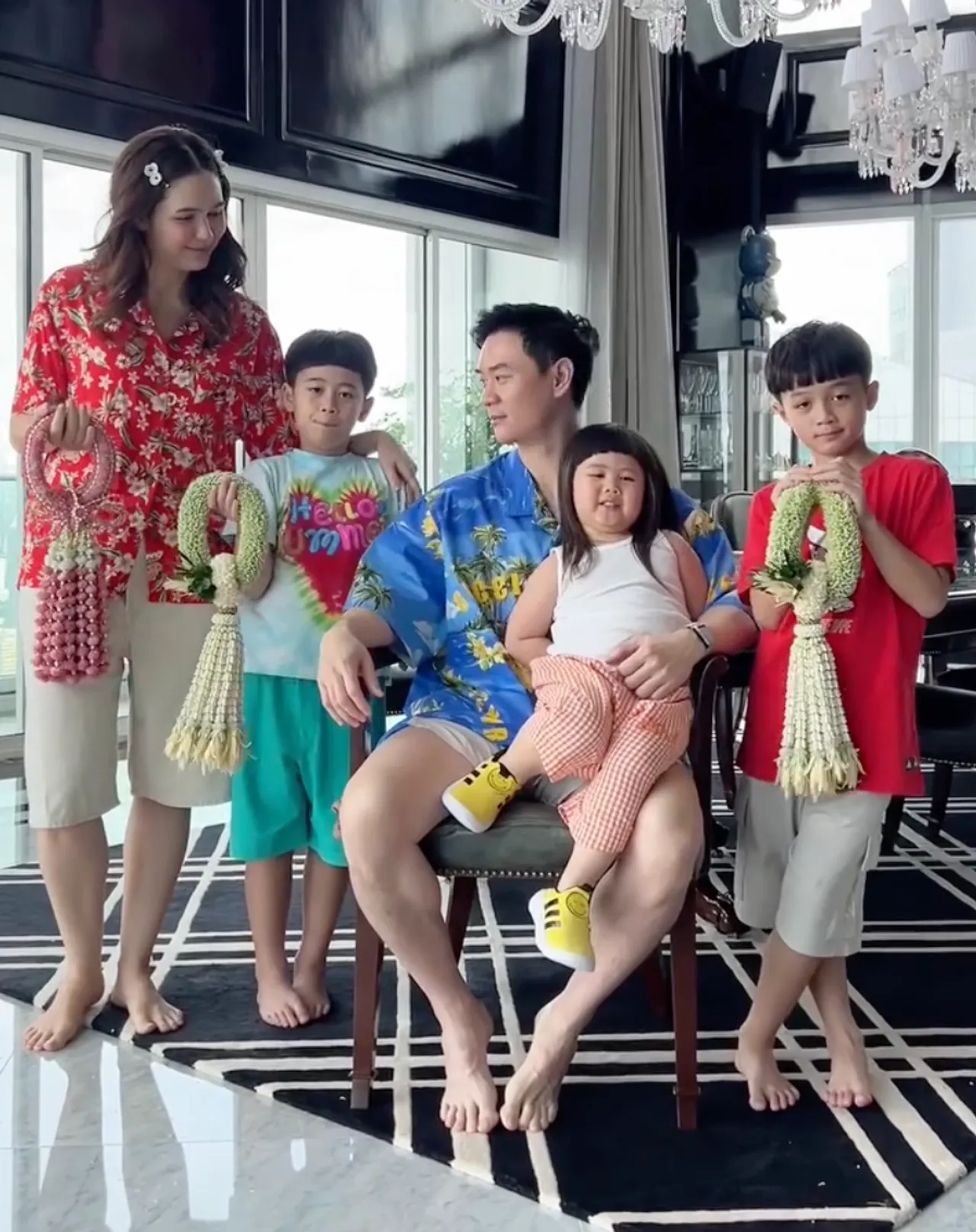 เปิดคำอวยพร แม่ชม บอก พ่อน็อต ทำเอาสามีช็อตฟีล ก่อนโชว์ซีนหวานต่อหน้าลูกๆ (คลิป)