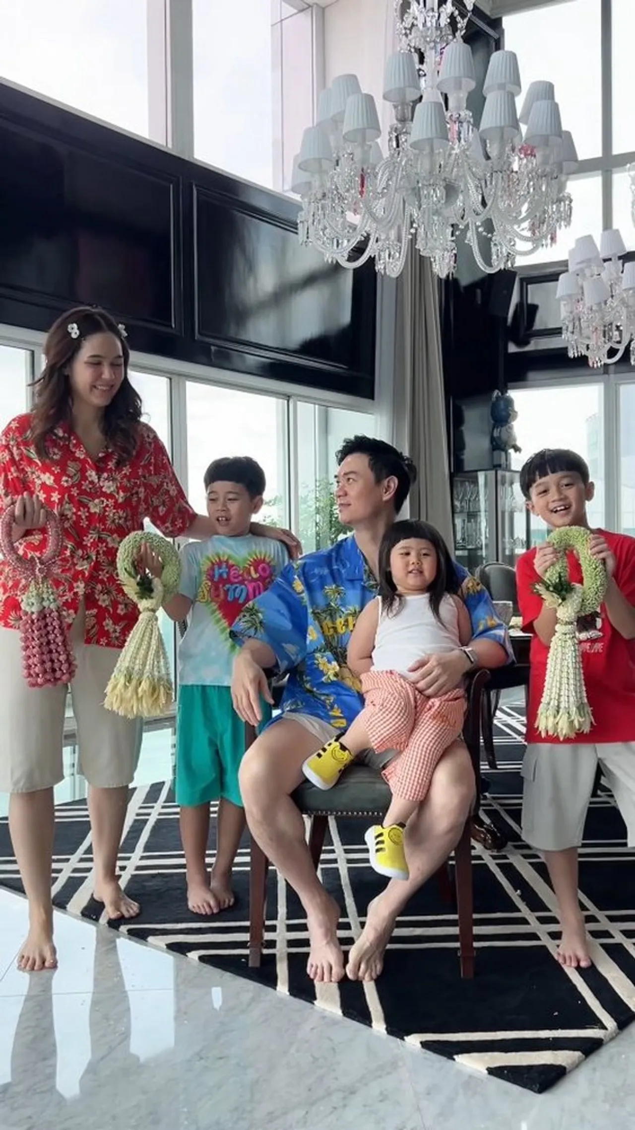 เปิดคำอวยพร แม่ชม บอก พ่อน็อต ทำเอาสามีช็อตฟีล ก่อนโชว์ซีนหวานต่อหน้าลูกๆ (คลิป)