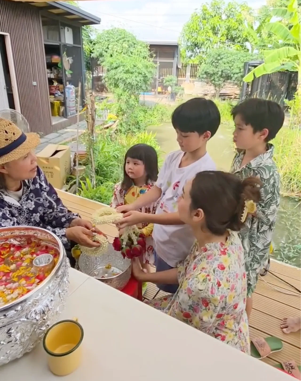 เปิดสวนคุณยายเจ๊เกล ชมพู่ อารยา พาลูกๆ ใช้ชีวิตบ้านๆ เก็บไข่ เก็บผักมาทำกิน