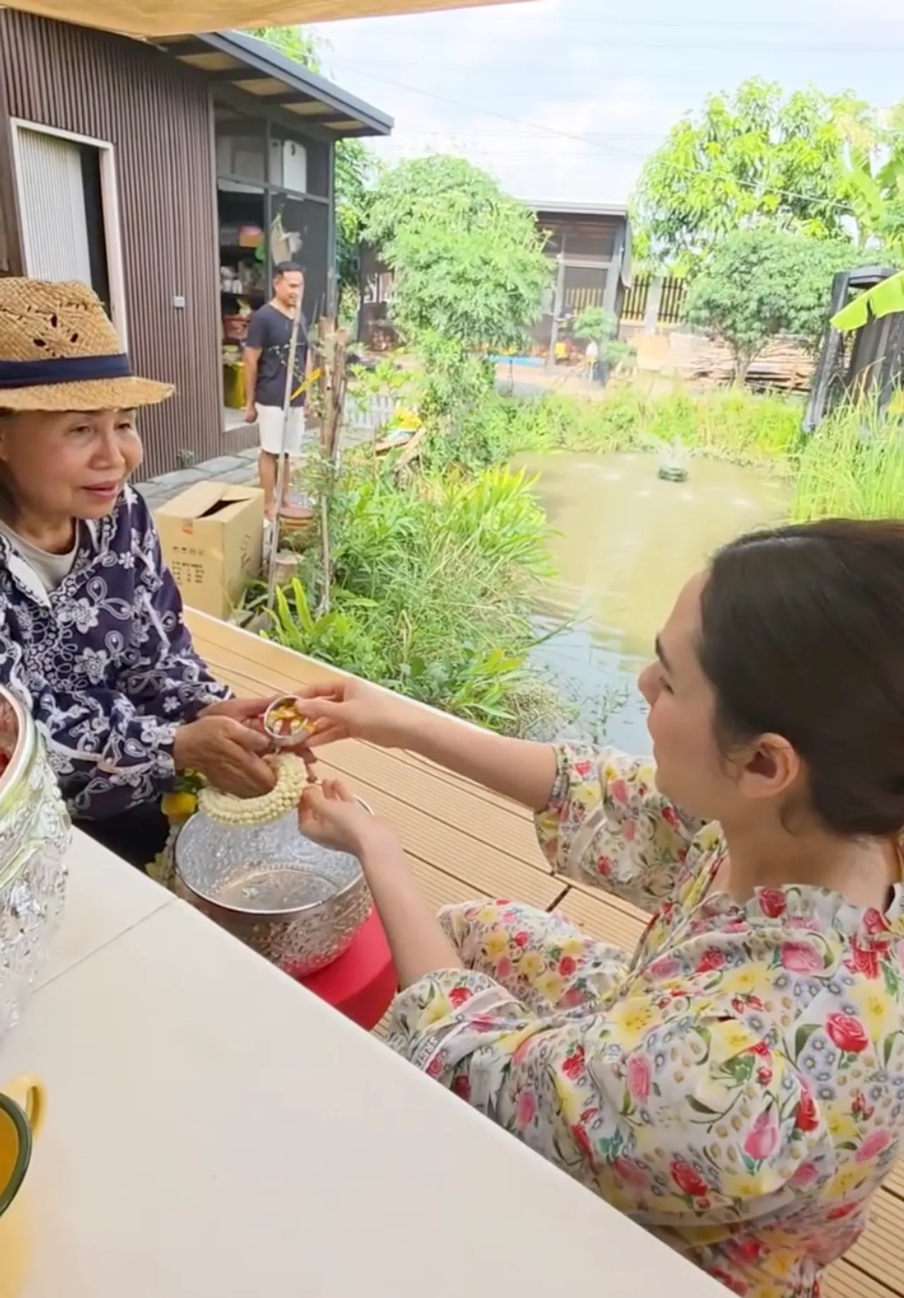 เปิดสวนคุณยายเจ๊เกล ชมพู่ อารยา พาลูกๆ ใช้ชีวิตบ้านๆ เก็บไข่ เก็บผักมาทำกิน