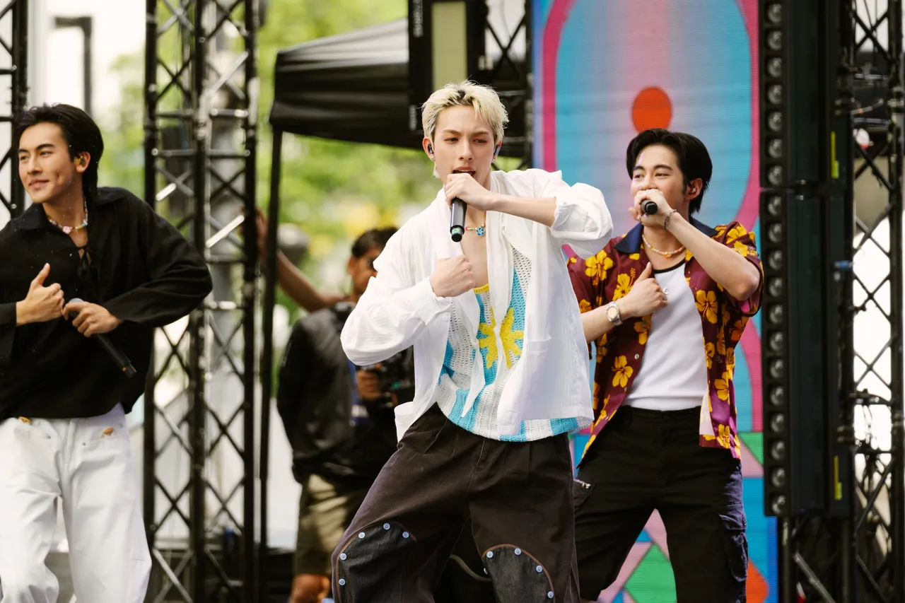 PROXIE บอยแบนด์ตัวท็อปแห่งวงการ T-Pop พาเริ่มต้นความสนุกต้อนรับสงกรานต์