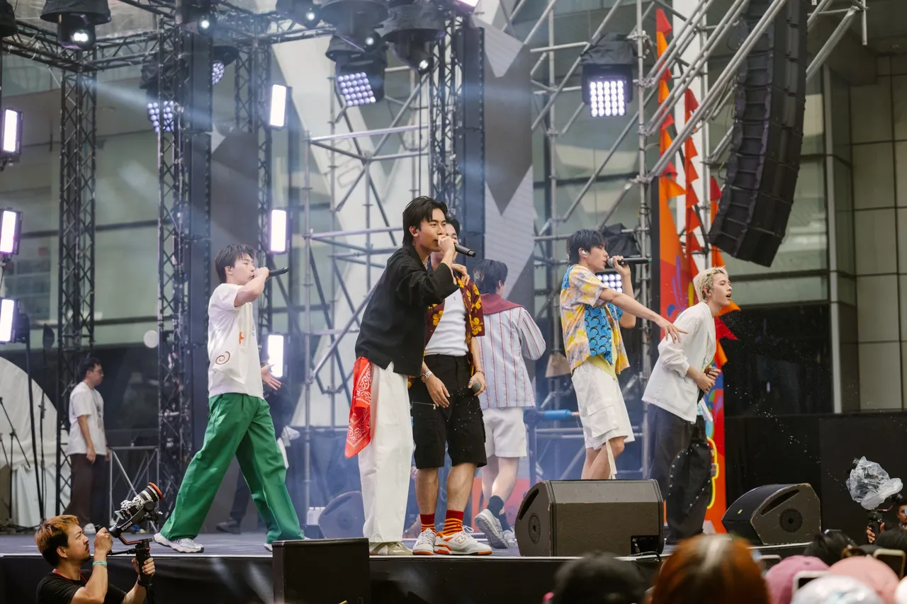 PROXIE บอยแบนด์ตัวท็อปแห่งวงการ T-Pop พาเริ่มต้นความสนุกต้อนรับสงกรานต์