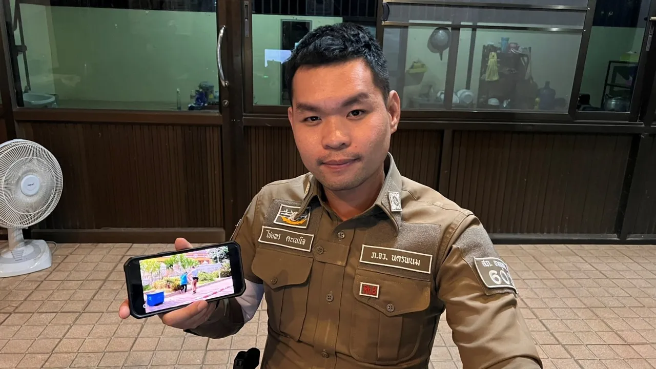 เปิดใจ "ตำรวจ" เล่านาทีวิ่งเข้าช่วย "นักท่องเที่ยว" ถูกผึ้งรุมต่อยหน้าวัด