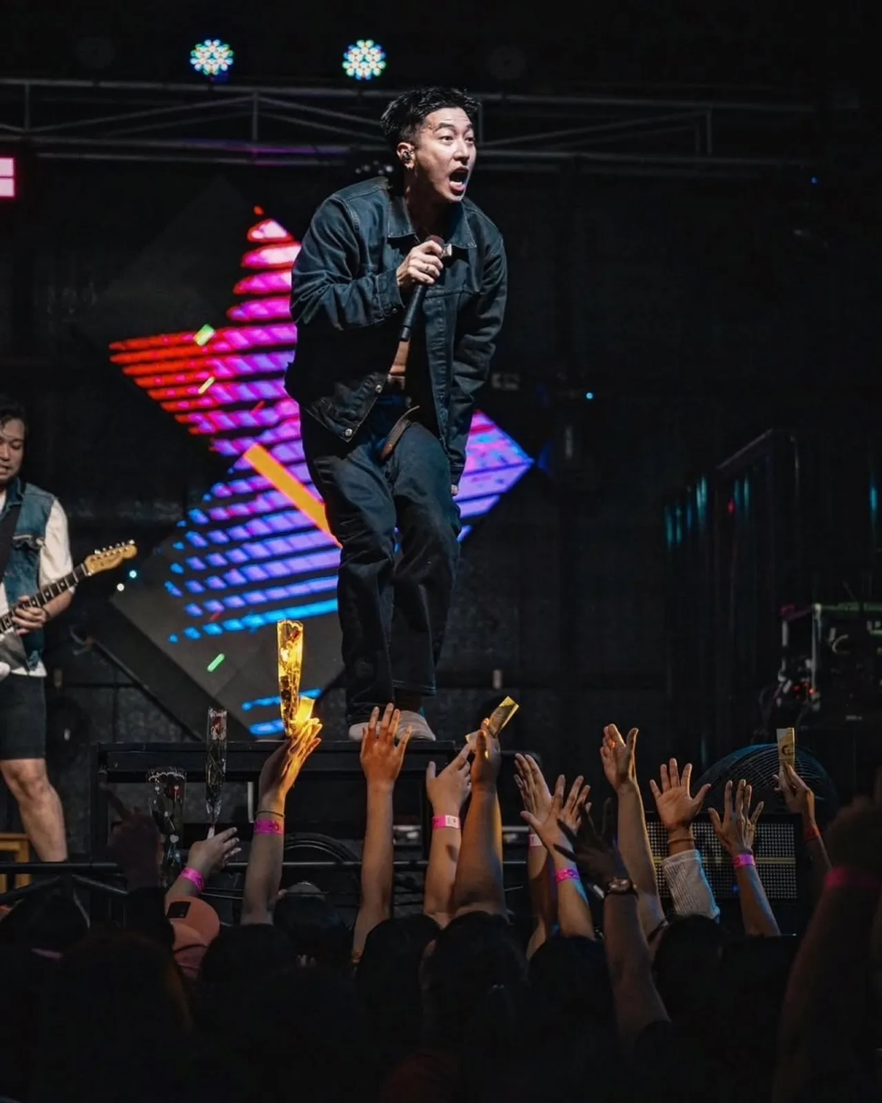 เปิดภาพล่าสุด โตโน่ ภาคิน คืนนี้เตรียมขึ้นคอนเสิร์ต ถนนข้าวตอกสุโขทัย