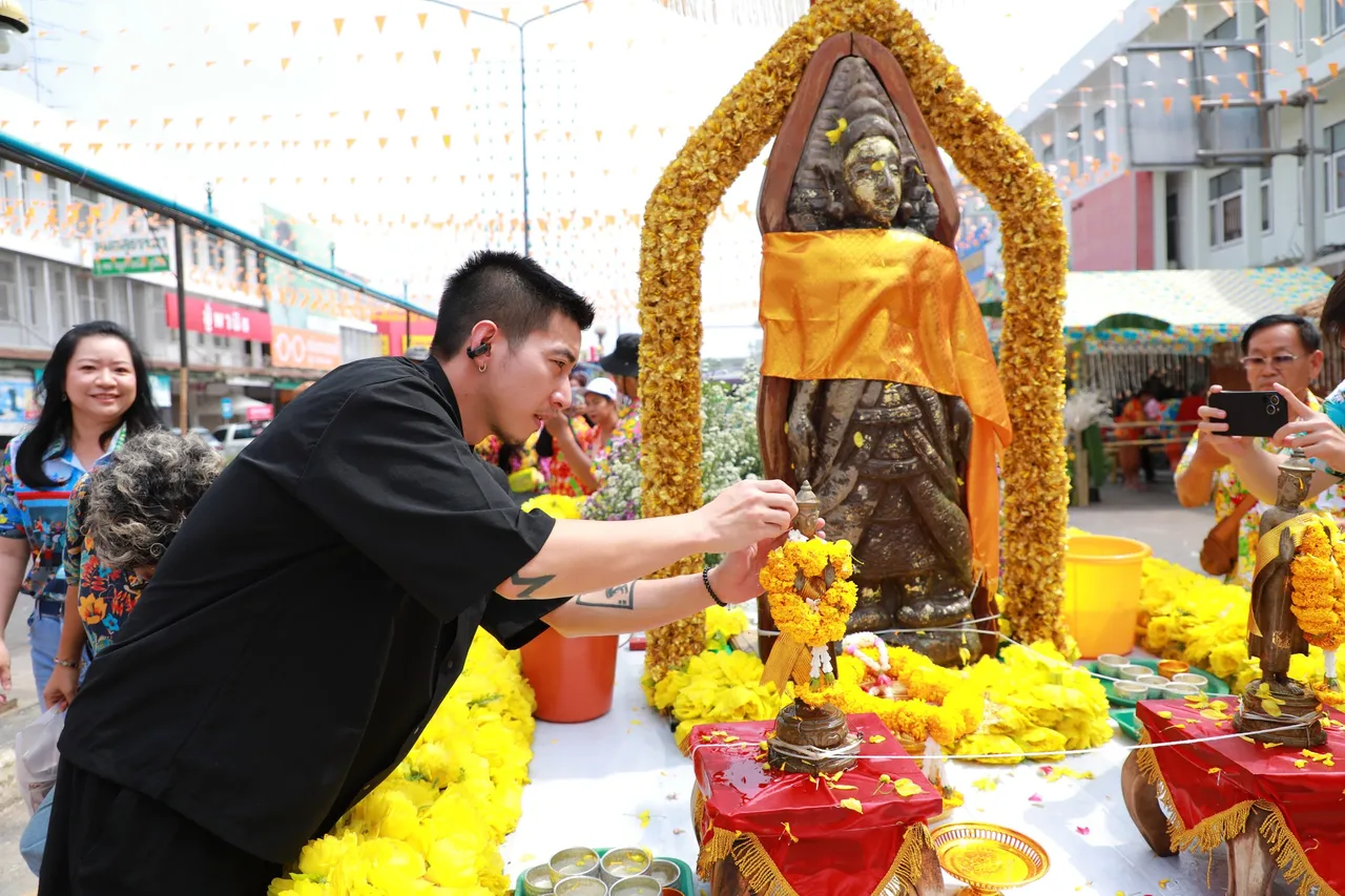 โตโน่ ภาคิน ร่วมสรงน้ำพระเกจิสุโขทัย พบประชาชนก่อนขึ้นคอนเสิร์ตโชว์คืนนี้
